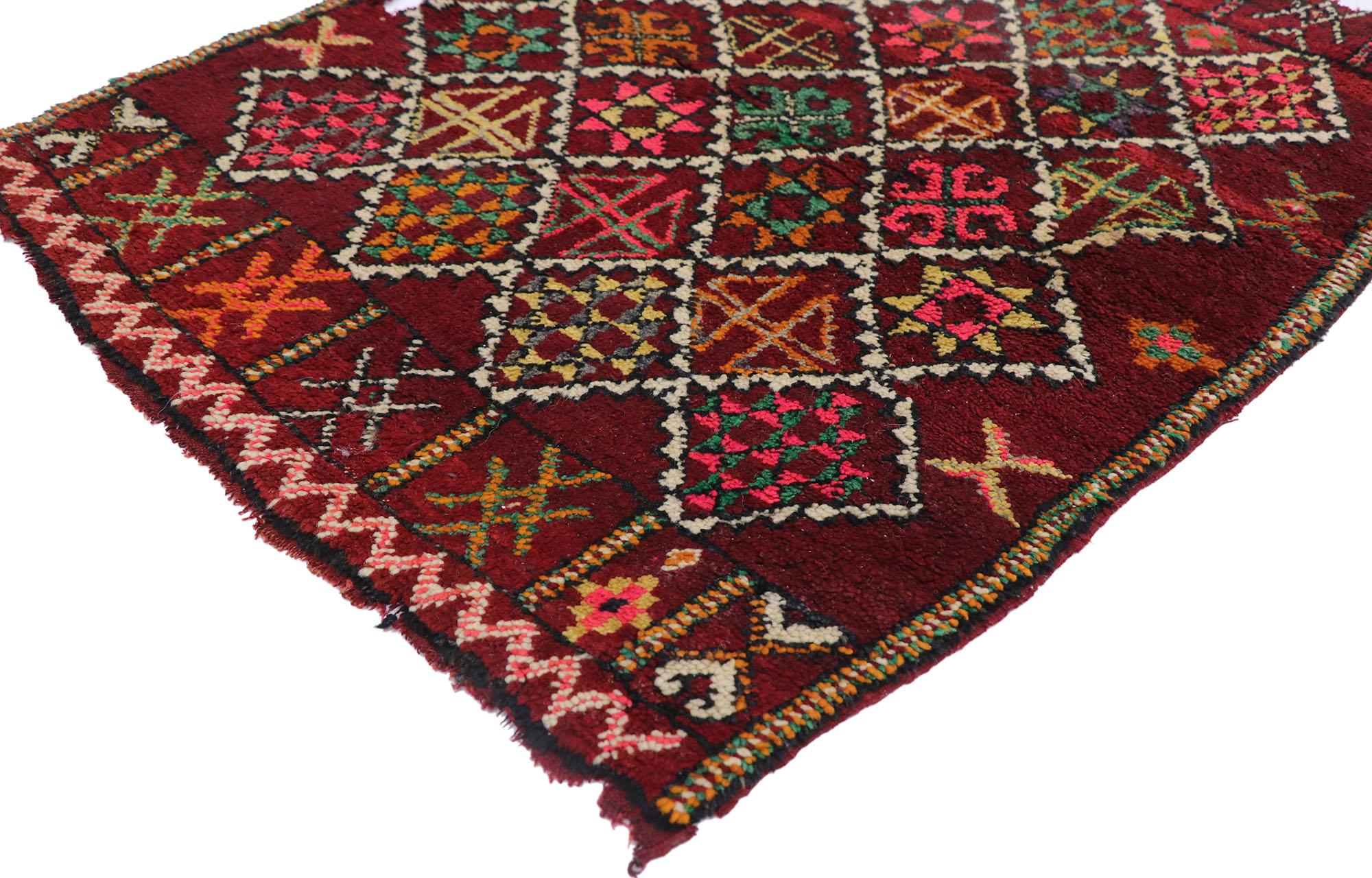 77899 Tapis marocain berbère vintage avec style tribal bohémien 02'05 x 03'00. Rempli de détails minuscules et d'un design expressif audacieux combiné à des couleurs vibrantes et à un style tribal, ce tapis berbère marocain vintage en laine noué à