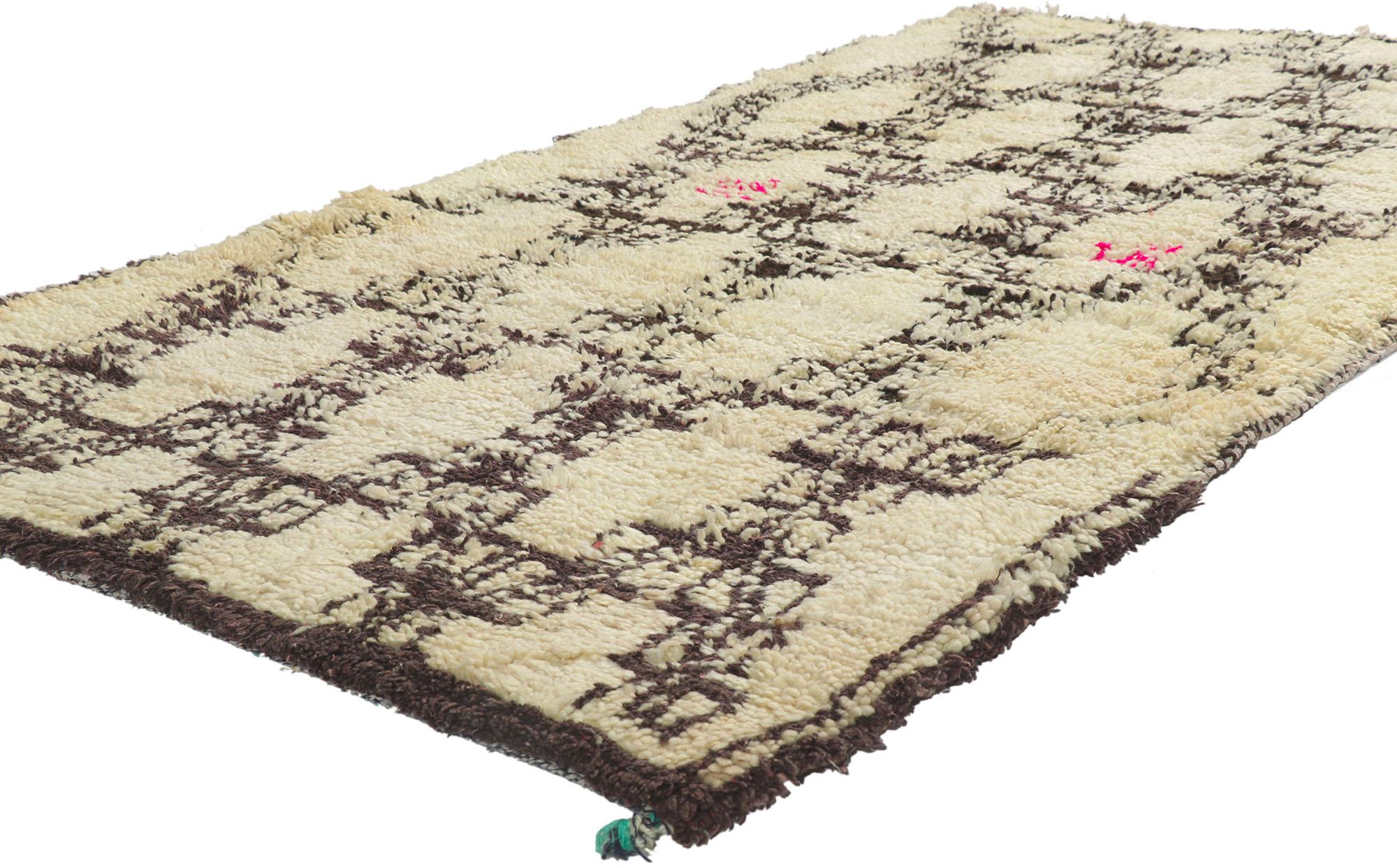 21588 Vintage Marokkanischer Azilal-Teppich, 03'11 x 07'04.
Neutrale Bohème trifft auf natürliche Eleganz in diesem handgeknüpften marokkanischen Azilal-Teppich aus Vintage-Berberwolle. Das filigrane Gitter und die neutralen Farben, die in das Stück