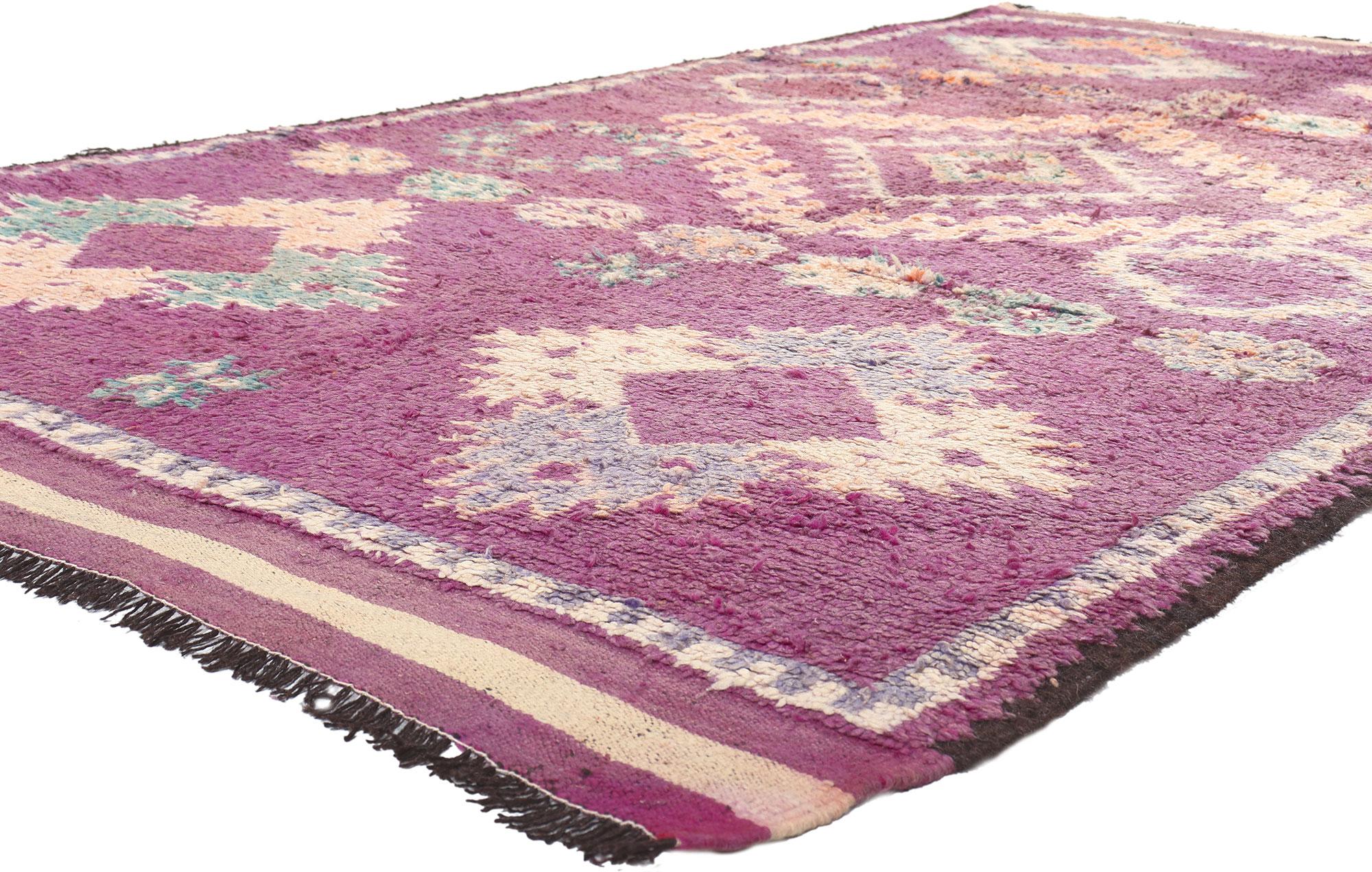 20983 Vintage Lila Talsint Marokkanischer Teppich, 05'10 x 10'11. Aus dem Herzen der Provinz Figuig, der Heimat des Stammes der Ait Bou Ichaouen, stammt der marokkanische Teppich Talsint, benannt nach der ländlichen Stadt Talsint im Nordosten