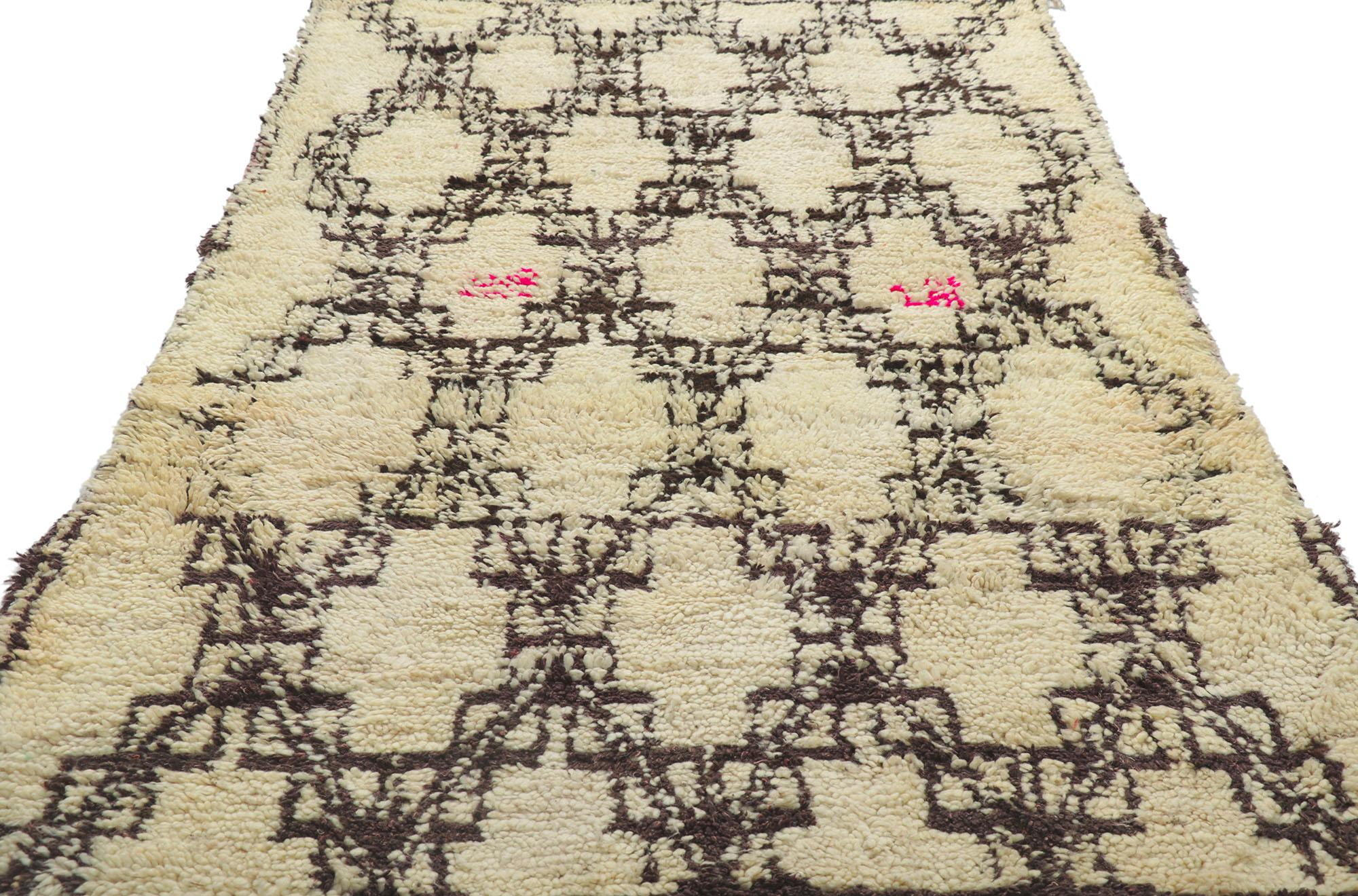 Vintage Berber Moroccan Azilal Rug, Neutral Bohemian Meets Natural Elegance In Good Condition For Sale In Dallas, TX