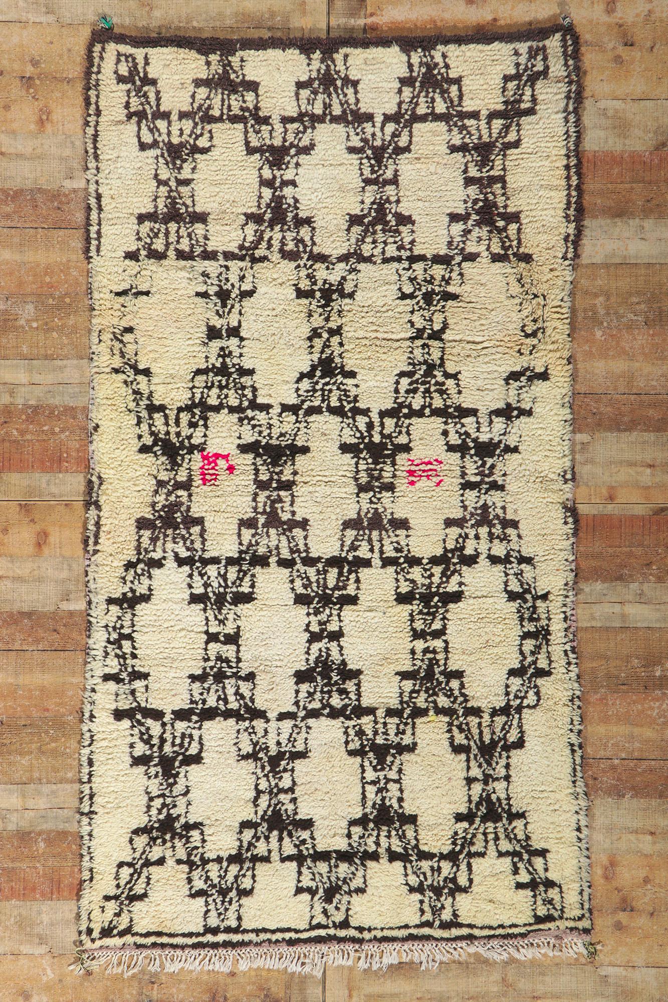 Marokkanischer Azilal-Teppich aus Berber im Vintage-Stil, Neutral Bohemian Meets Natural Elegance im Angebot 1