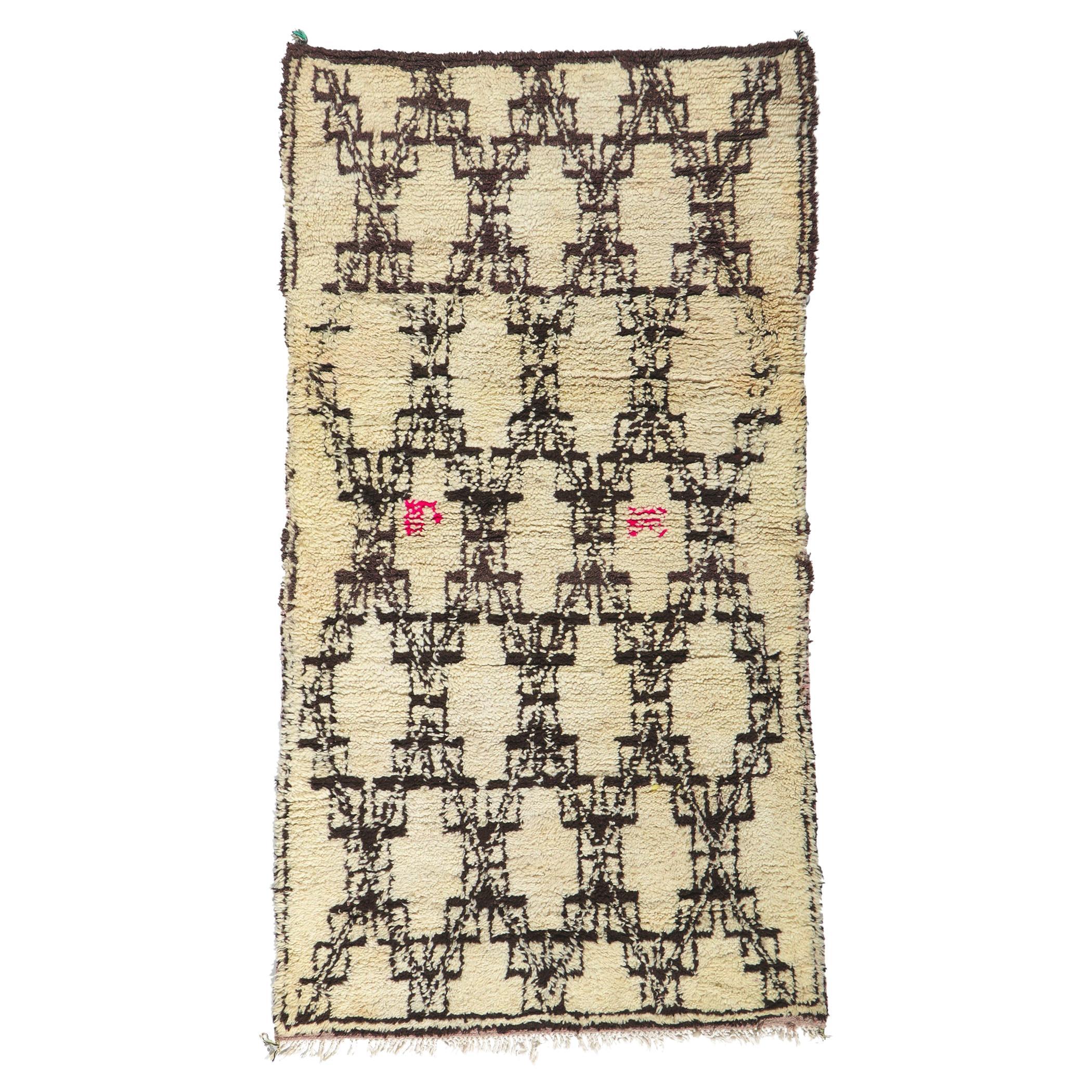Marokkanischer Azilal-Teppich aus Berber im Vintage-Stil, Neutral Bohemian Meets Natural Elegance im Angebot