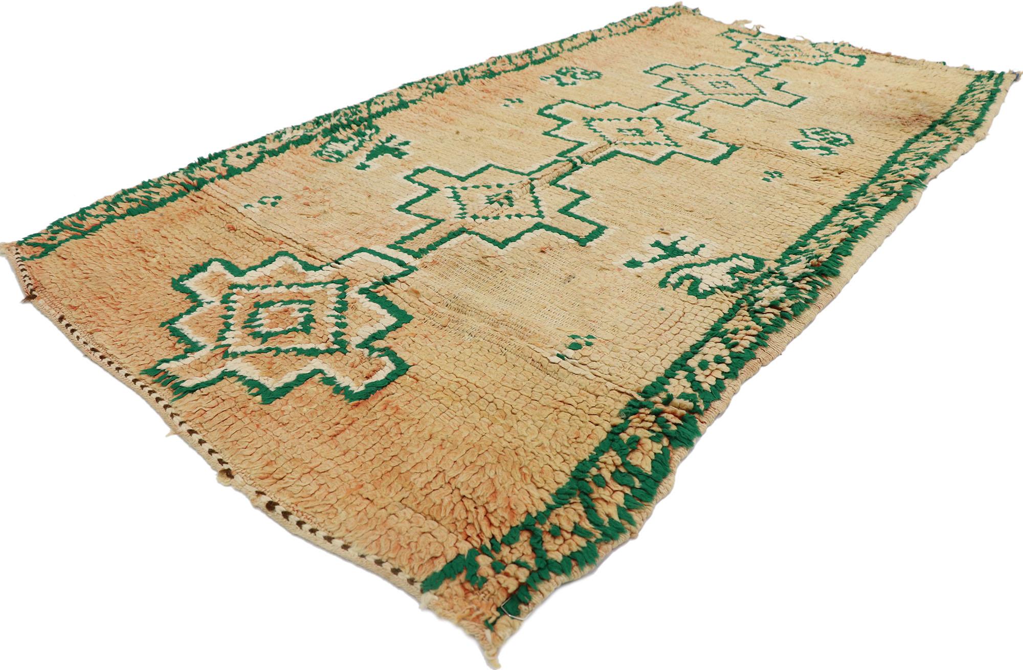 21568 Vintage Berber Marokko Teppich mit Boho Chic Tribal Stil 03'02 x 05'08. Dieser handgeknüpfte marokkanische Berberteppich aus Wolle besticht durch seine Schlichtheit, seine unglaublichen Details und seine Textur. Das abgeschliffene rostfarbene
