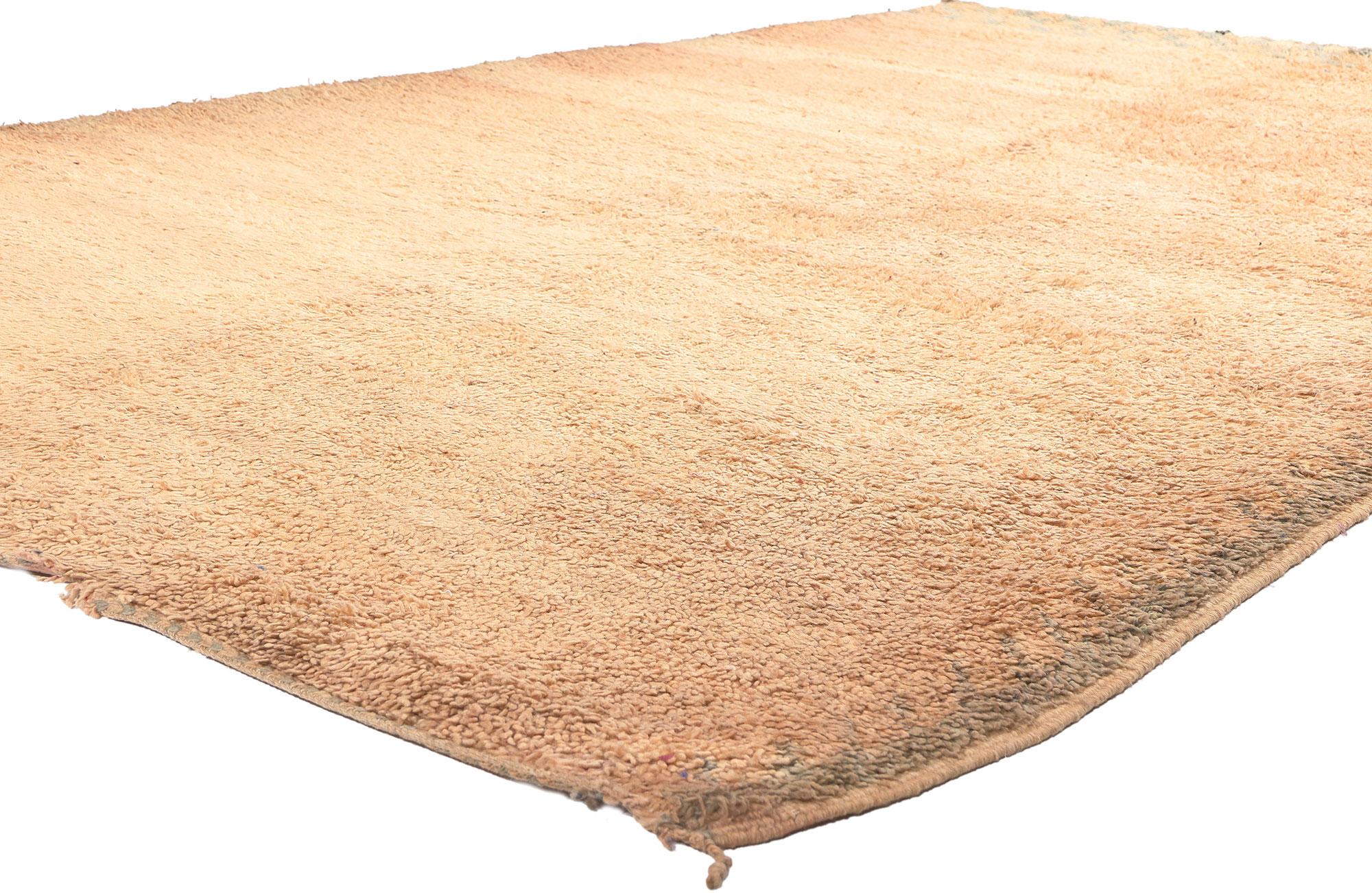 20928 Tapis marocain Vintage Beni MGuild, 06'02 x 09'10. 
Dans le monde serein de l'esthétique Shibui, voici ce tapis marocain vintage Beni Mguild en laine nouée à la main - un chef-d'œuvre du Moyen Atlas central occidental, méticuleusement