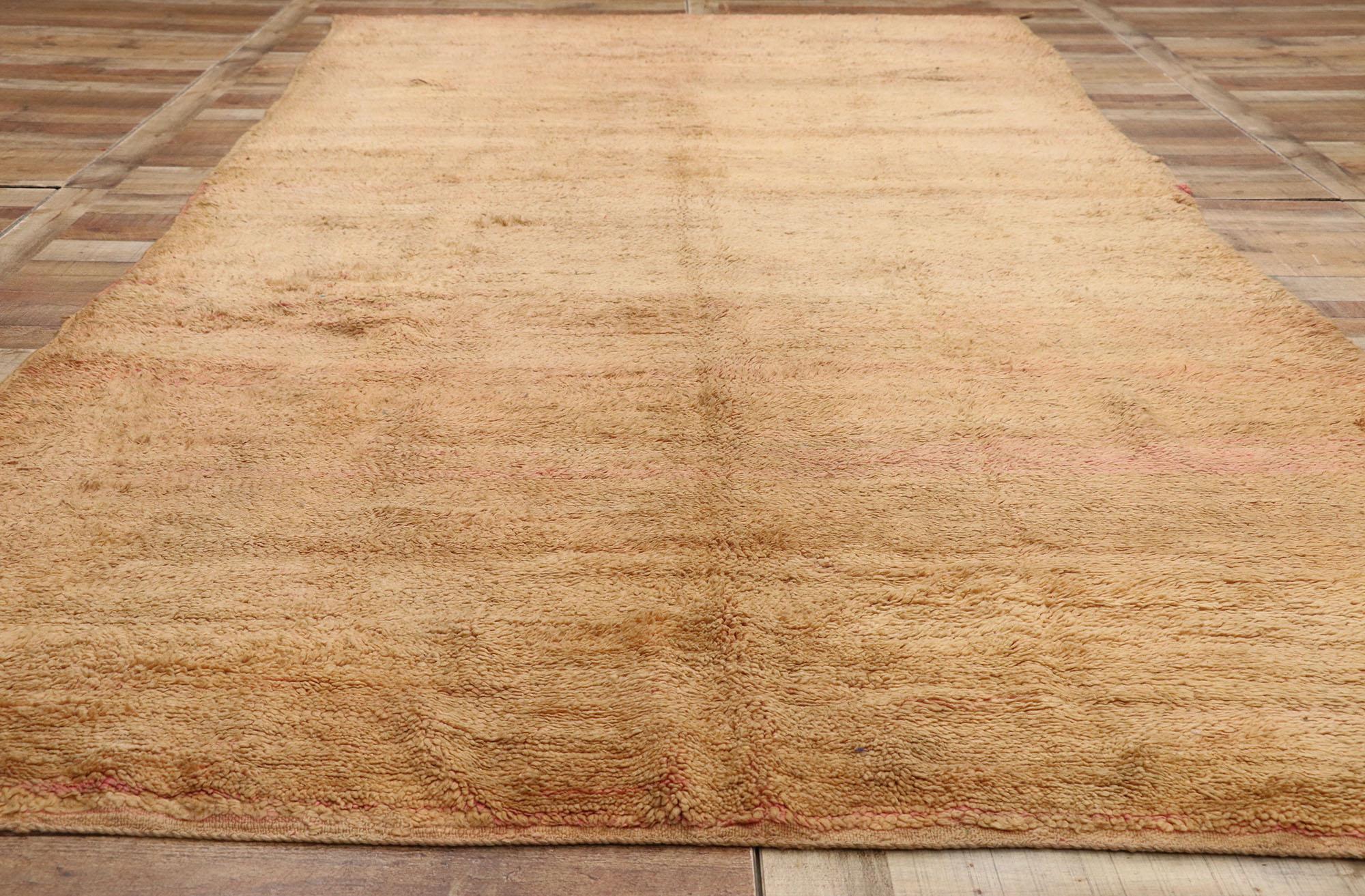 20ième siècle Tapis marocain berbère vintage avec des vibrations hygiéniques douillettes en vente
