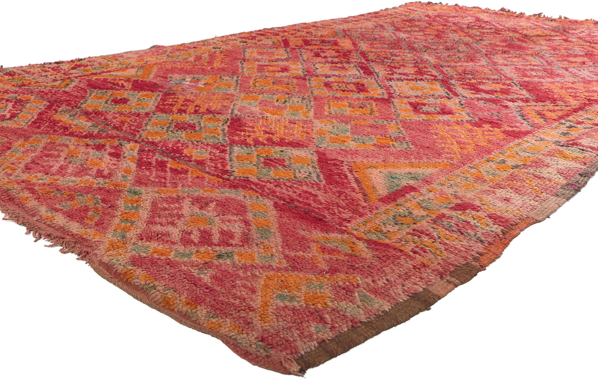 20677 Tapis marocain Vintage Red Talsint, 05'09 x 09'07. Plongez dans l'art exquis de ce tapis marocain Talsint vintage en laine noué à la main, originaire de la région de Figuig dans le nord-est du Maroc, également connue sous le nom d'Aït Bou