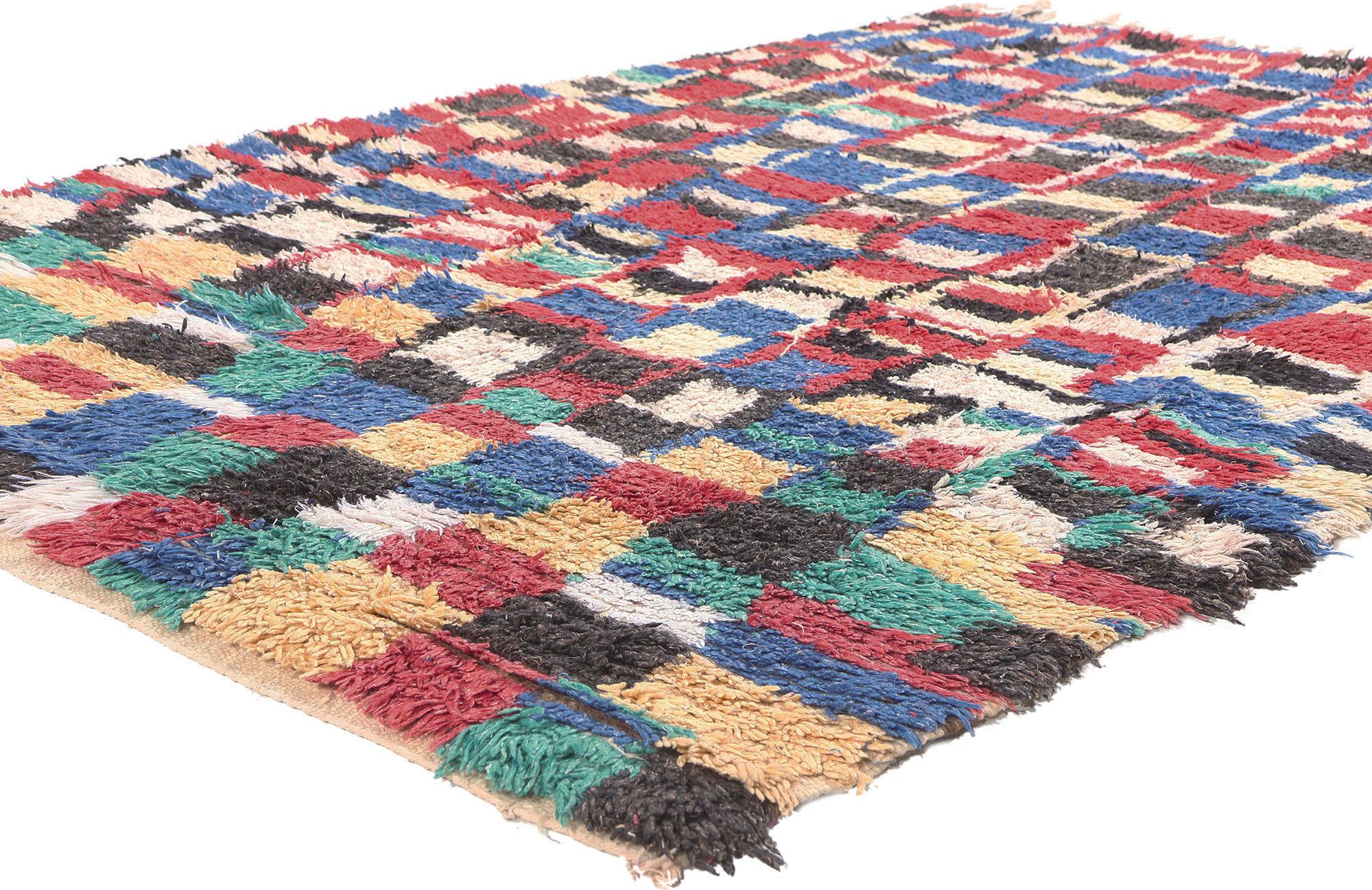 20405 Tapis marocain Vintage Boujad, 04'09 x 07'00.
Entrez dans le monde du design vibrant avec les tapis Boujad, réputés pour leurs motifs géométriques et leurs teintes audacieuses. Généralement tissés dans des tons vifs, les tapis marocains Boujad
