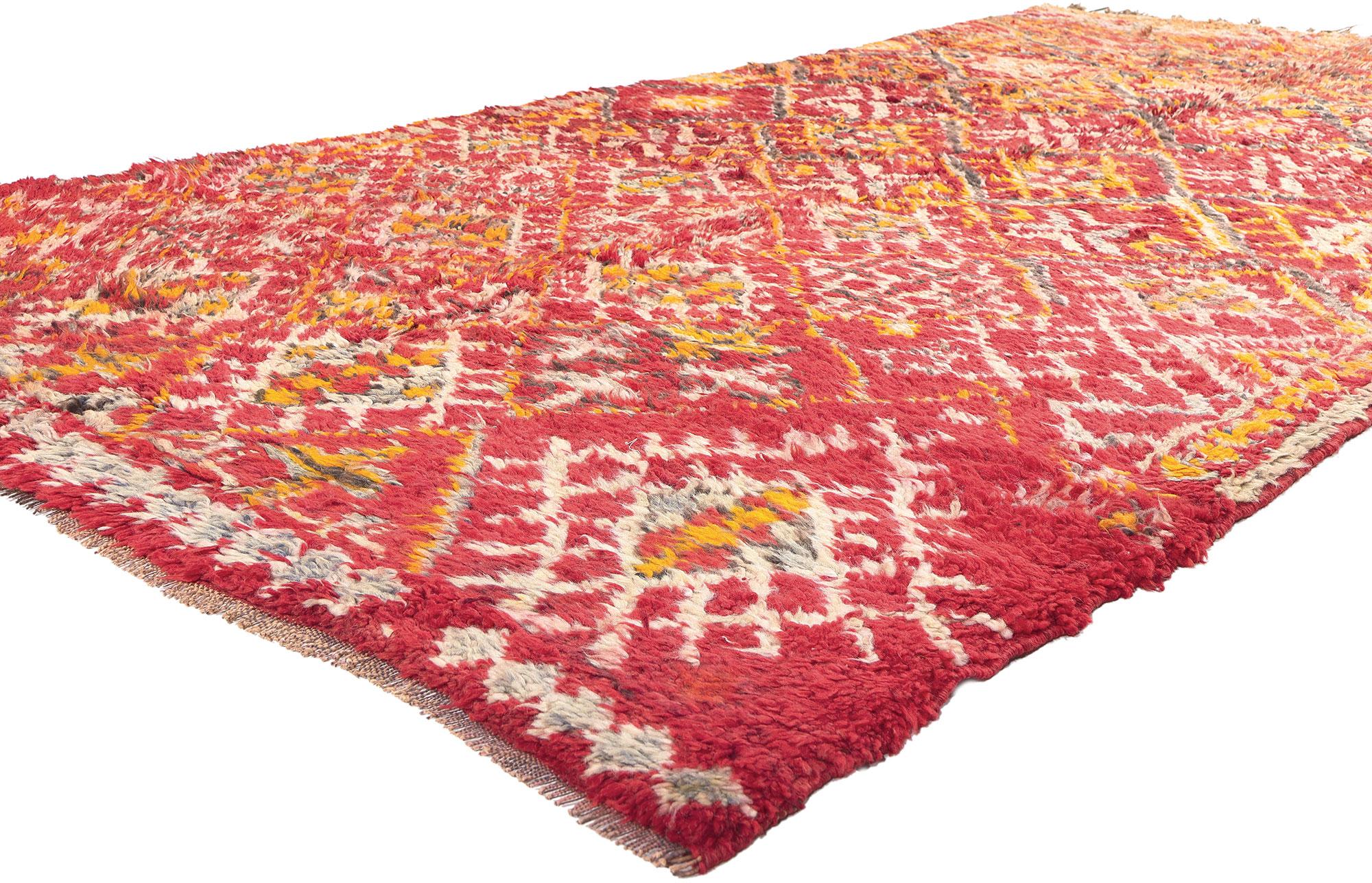 20944 Tapis marocain Beni MGuild rouge vintage, 05'08 x 10'02.  Ce tapis vintage Beni MGuild témoigne de la riche culture de l'artisanat marocain, méticuleusement tissé à la main par les artisans qualifiés de la tribu Beni MGuild, un sous-ensemble