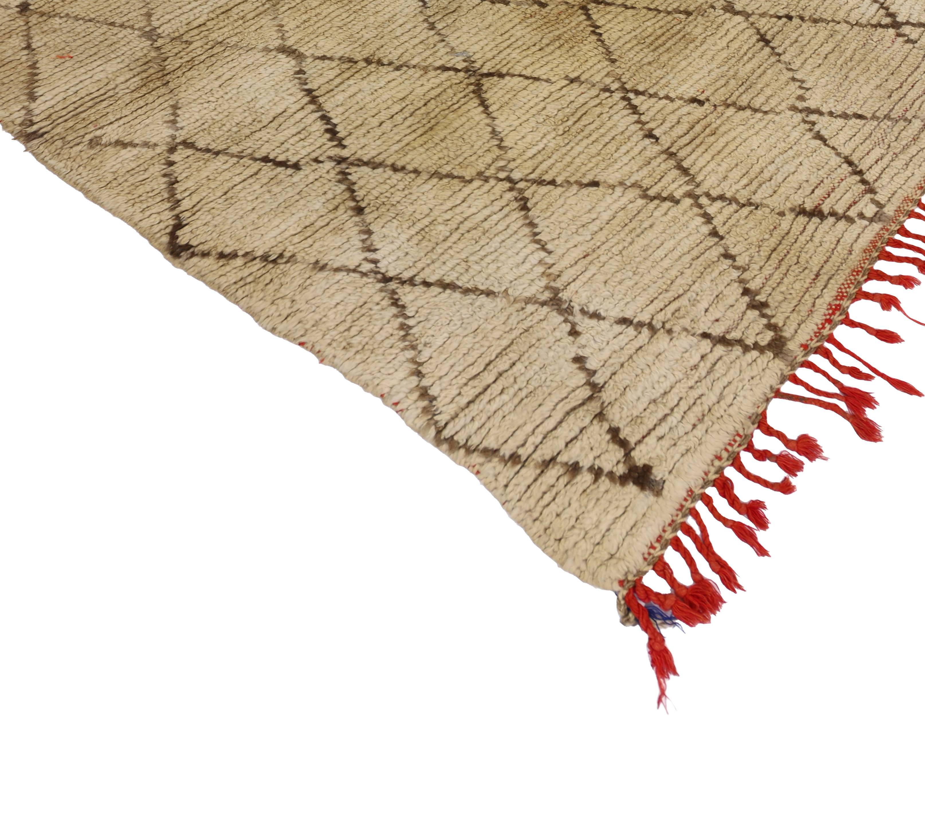 74788, vintage Berber Moroccan rug with modern style. This hand-knotted wool vintage Berber Moroccan rug with modern style features well-defined brown lines creating an all-over lozenge pattern on a dark beige field and colorful fringe. Clean and