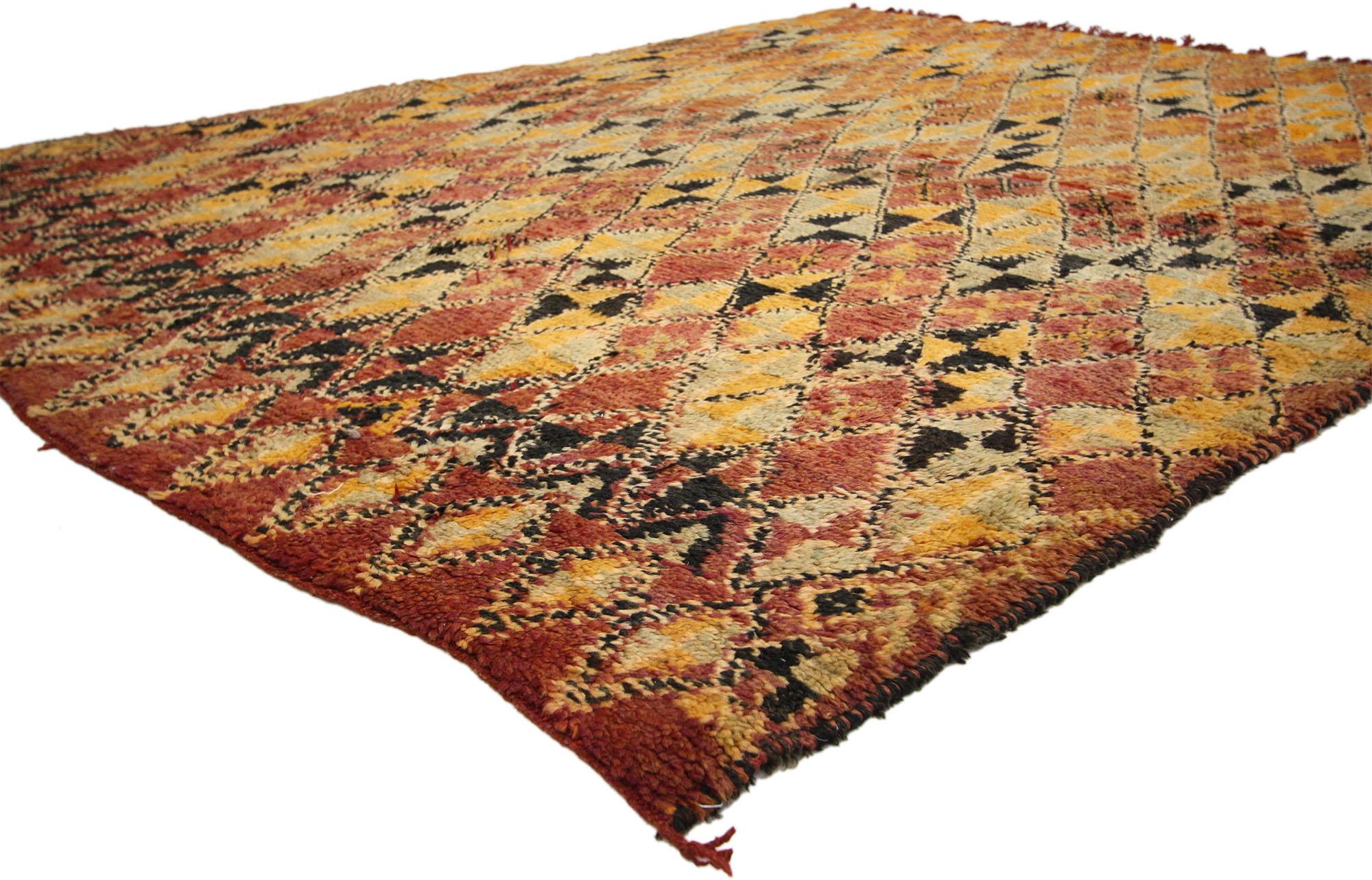 74516 Vintage Berber Moroccan Rug with Modern Style 06'05 x 08'06. Chaleureux et accueillant, ce tapis marocain berbère vintage en laine nouée à la main est...  une vision captivante de la beauté tissée. Le champ abrasé présente un motif géométrique