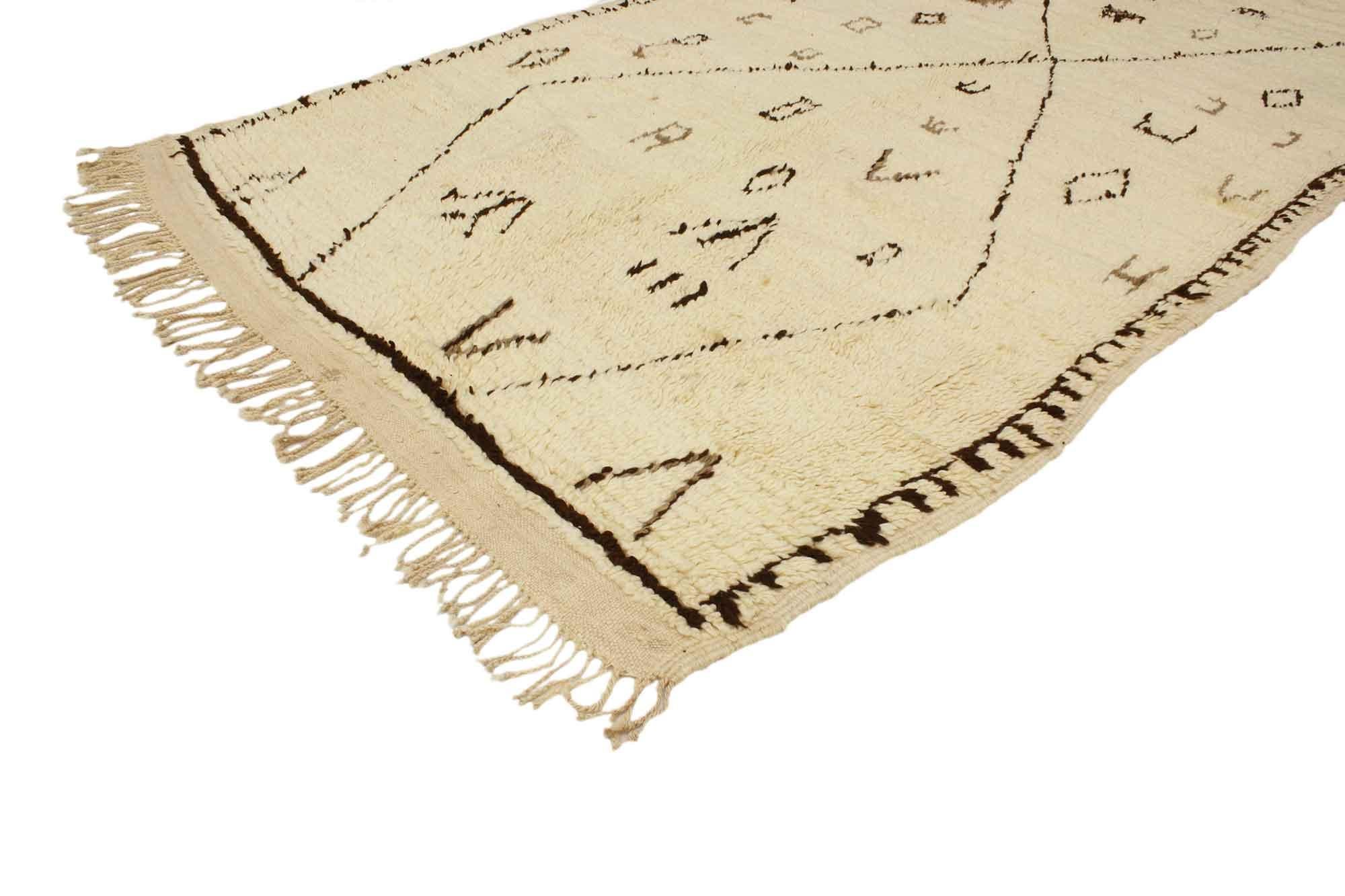 20385 Tappeto marocchino berbero d'epoca con stile tribale 04'00 x 07'07.  Con la sua semplicità, il suo vello soffice, i suoi incredibili dettagli e la sua consistenza, questo tappeto marocchino Beni Ourain vintage in lana annodato a mano è una