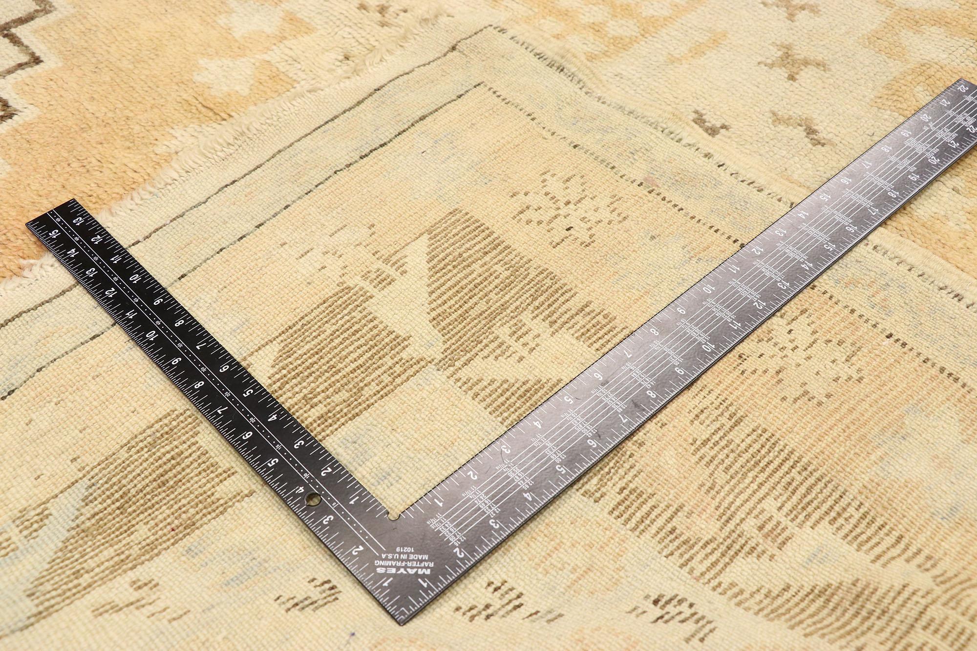 Noué à la main Tapis marocain berbère vintage avec un style organique moderne et des vibrations hygiéniques en vente