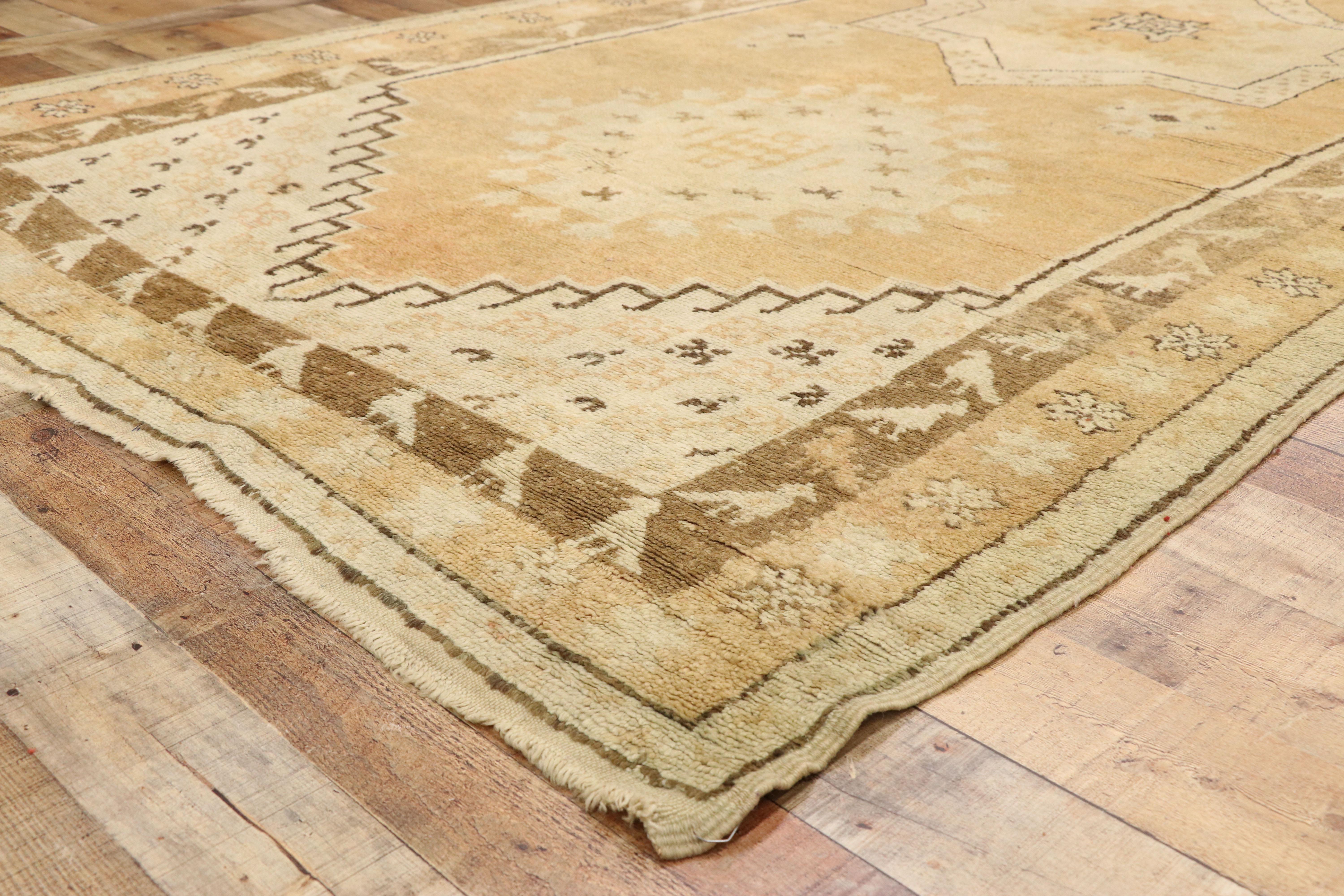 Tapis marocain berbère vintage avec un style organique moderne et des vibrations hygiéniques Bon état - En vente à Dallas, TX