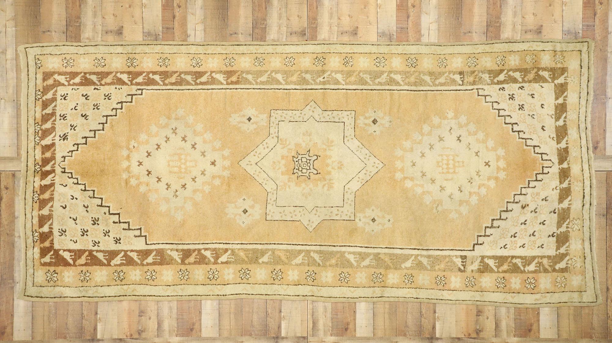 Laine Tapis marocain berbère vintage avec un style organique moderne et des vibrations hygiéniques en vente