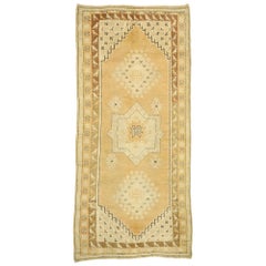 Tapis marocain berbère vintage avec un style organique moderne et des vibrations hygiéniques