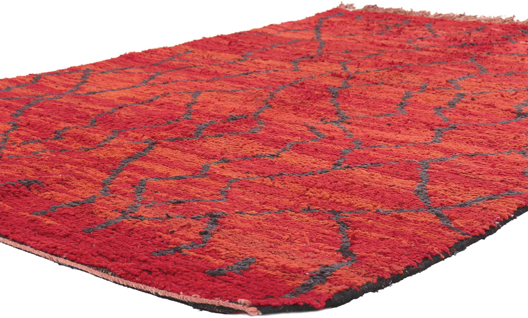 74822 Tappeto marocchino Vintage Red Talsint, 05'00 x 08'03. Ammira l'affascinante maestria di questo tappeto marocchino Talsint rosso vintage in lana annodato a mano, proveniente dalla regione di Figuig, nel nord-est del Marocco, conosciuta anche
