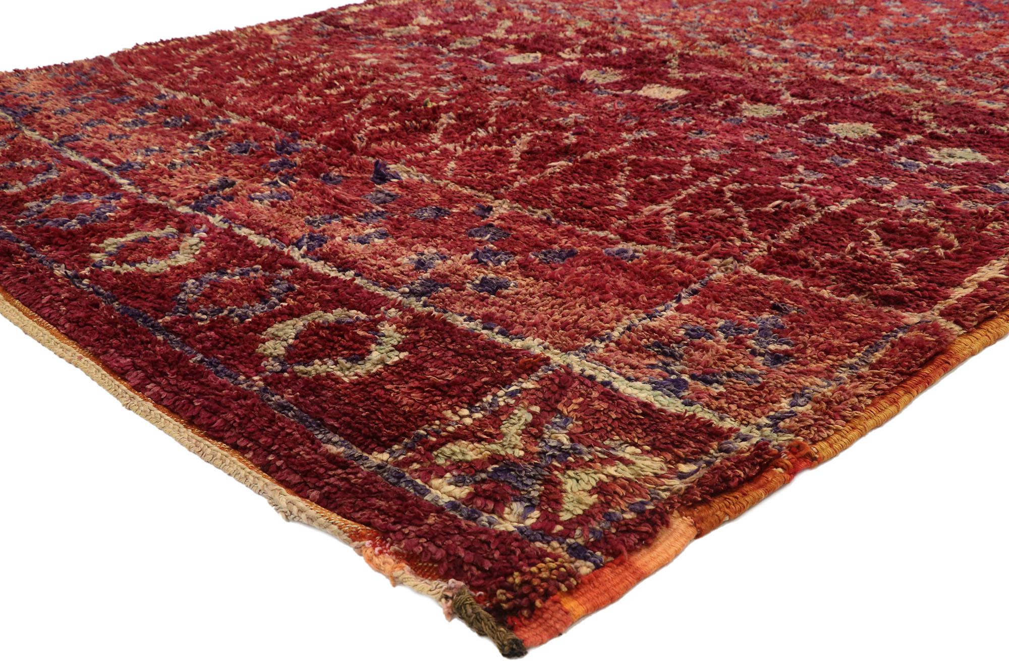 21051, tapis marocain berbère vintage avec Postmodern boho chic et Memphis Style 06'11 x 10'00. Ce tapis marocain berbère vintage en laine noué à la main présente un motif compartimenté qui s'étend sur un champ abrasé de couleur baie et bordeaux.