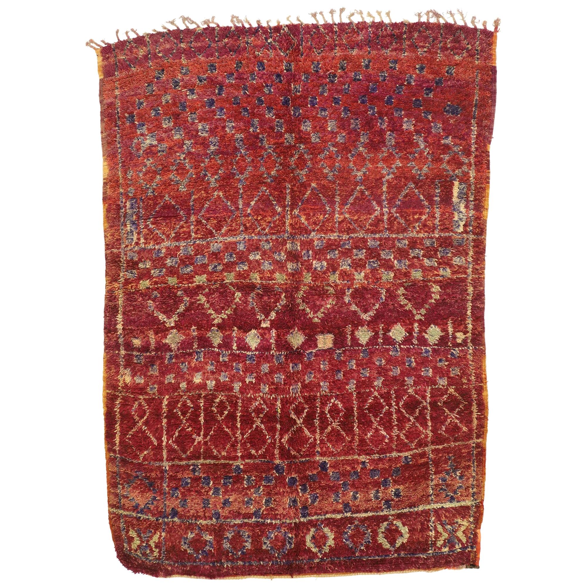 Marokkanischer Berberteppich im Vintage-Stil mit postmodernem Boho-Chic und Memphis-Stil