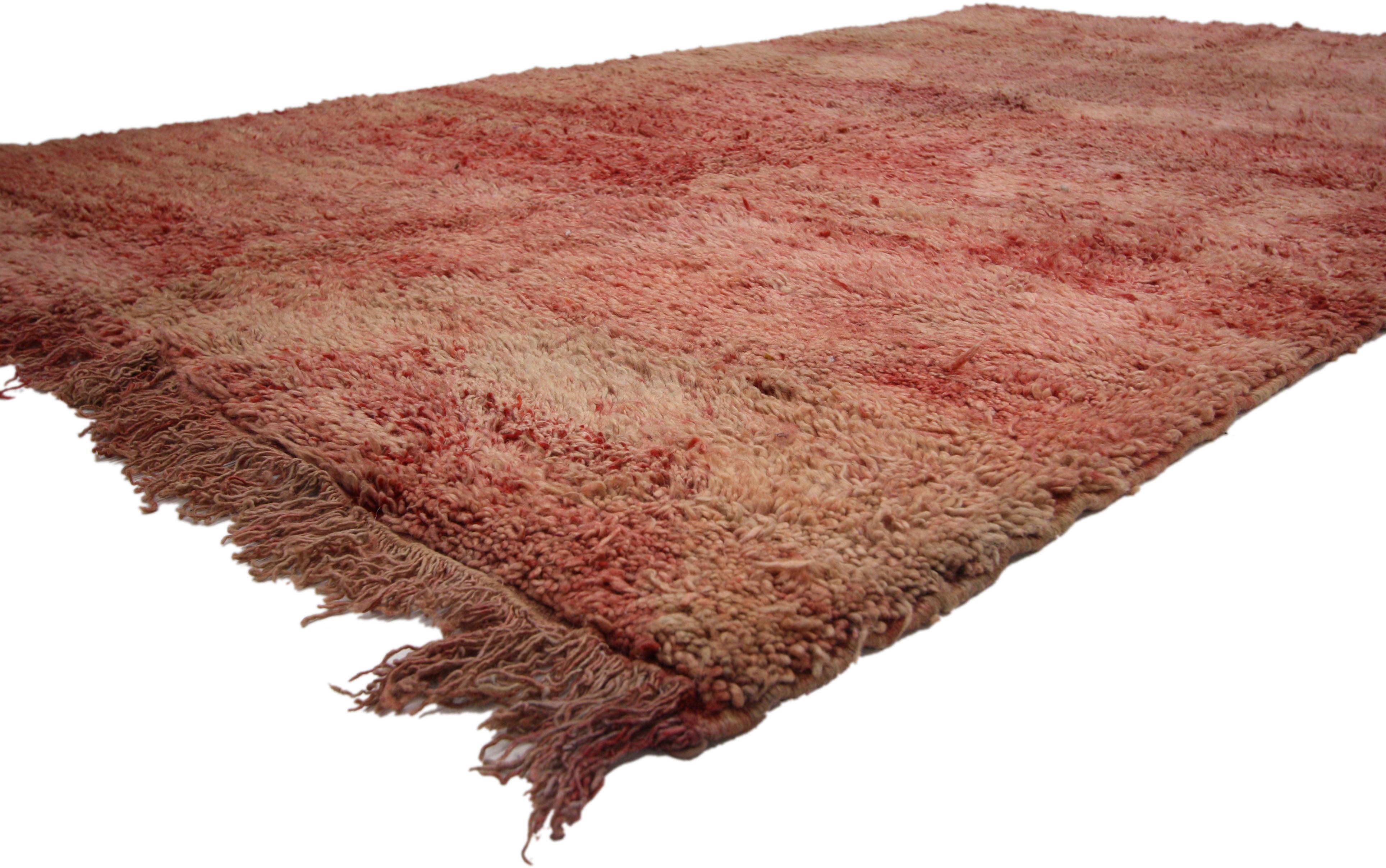 20649, vintage Berber Moroccan rug with rustic warm, Mid-Century Modern style. Drawing inspiration from nature with its warm rustic colors and rugged beauty, this hand knotted wool vintage Berber Moroccan rug embodies a rustic Mid-Century Modern