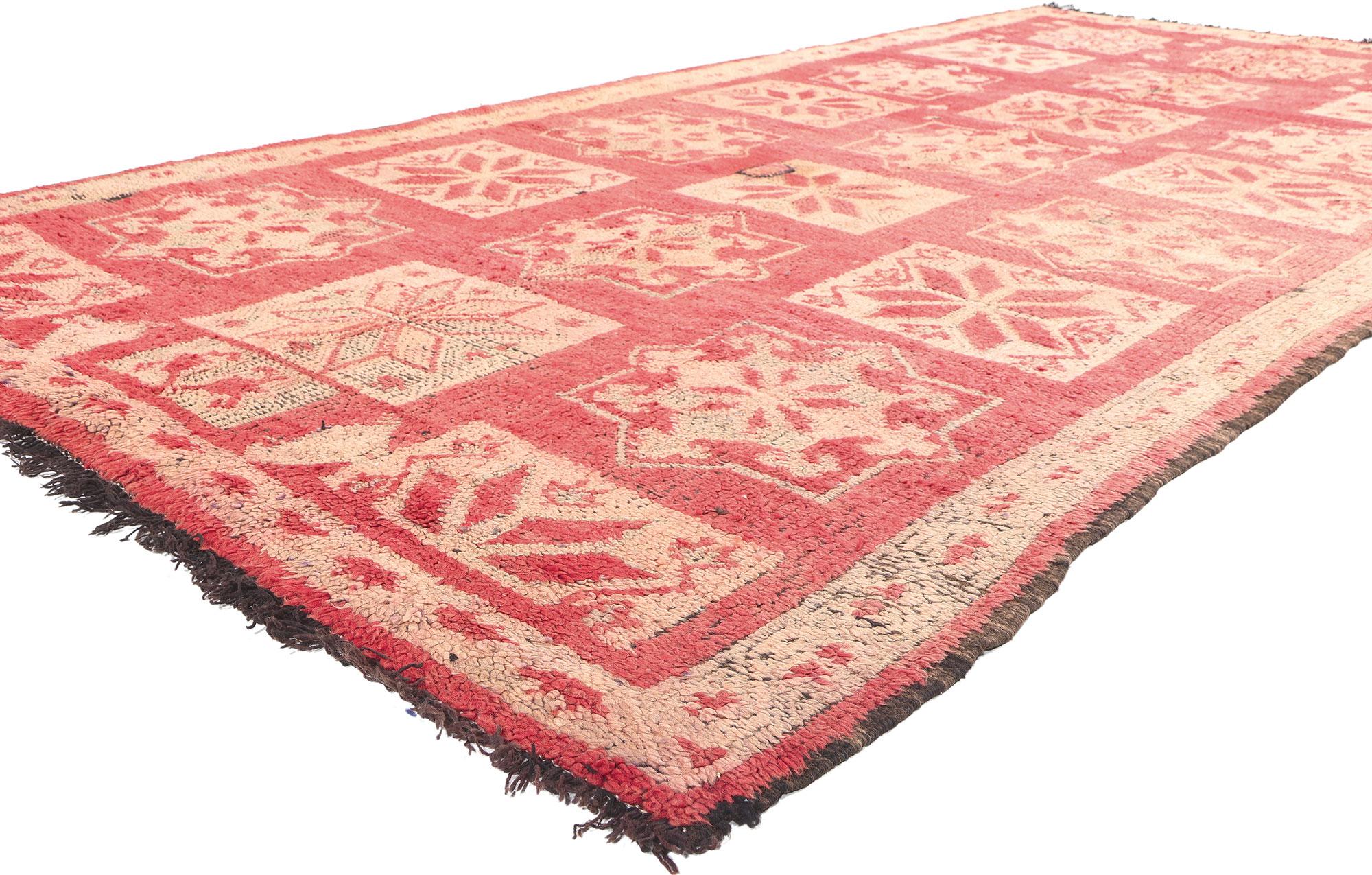 20982 Vintage Boujad Marokkanischer Teppich, 05'06 x 11'04. Begeben Sie sich auf eine bezaubernde Odyssee maurischer Eleganz mit jedem Schritt auf diesem handgeknüpften marokkanischen Boujad-Teppich aus Wolle, der aus der pulsierenden Stadt Boujad