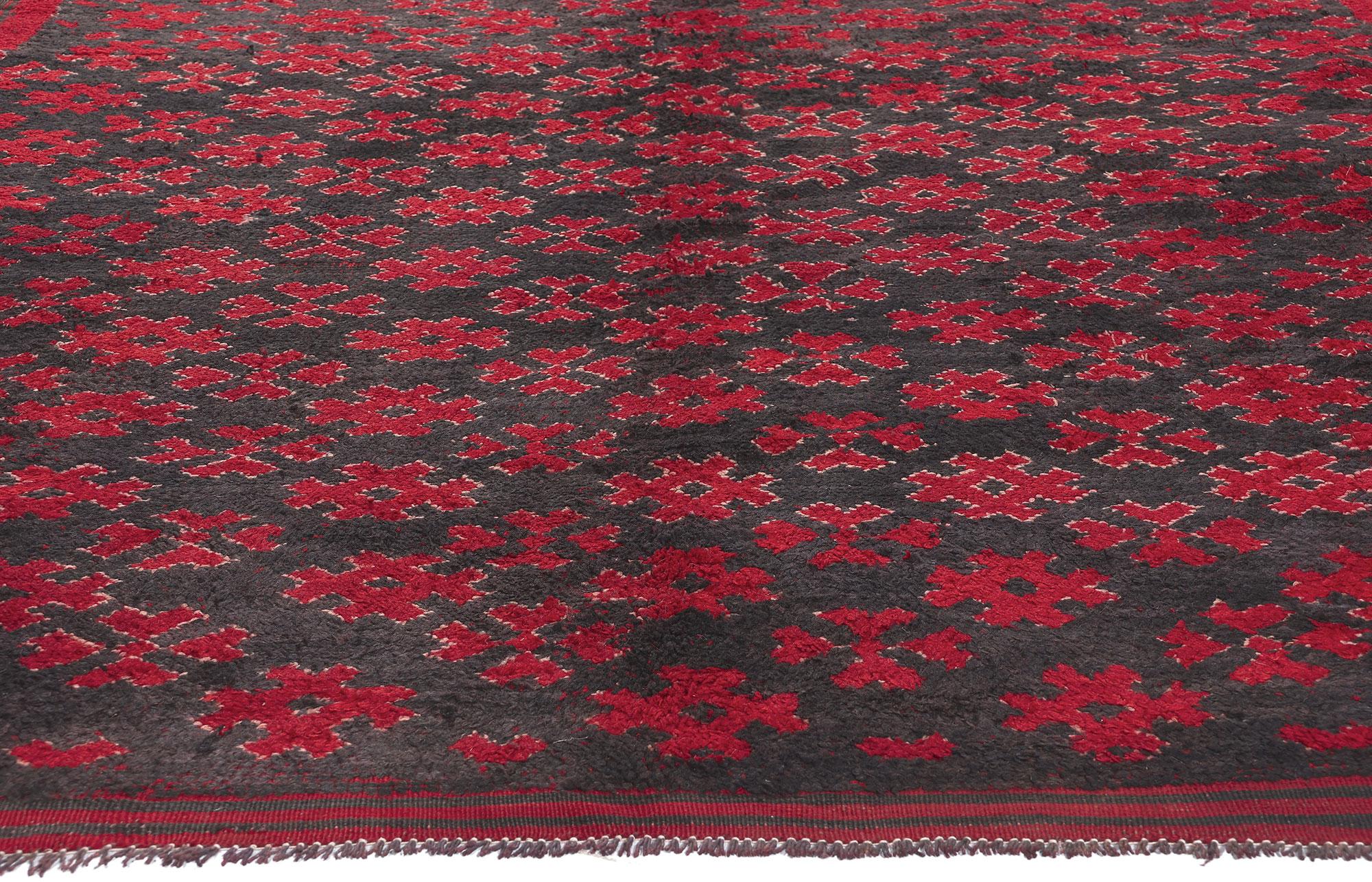 Vintage Taznakht Moroccan Rug, Midcentury Modern Meets Tribal Enchantment In Good Condition For Sale In Dallas, TX