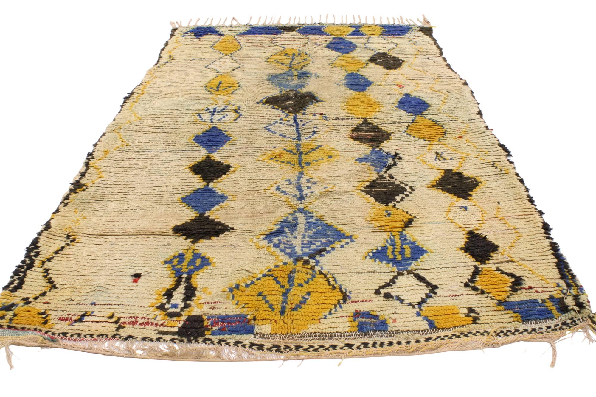 20486, vintage Berber Moroccan rug 05'00 x 06'10. The creamy-beige colored background allows the Stark colors to stand out. The vintage Berber Moroccan rug is primarily designed with four strings of asymmetrical diamonds running from top to bottom,