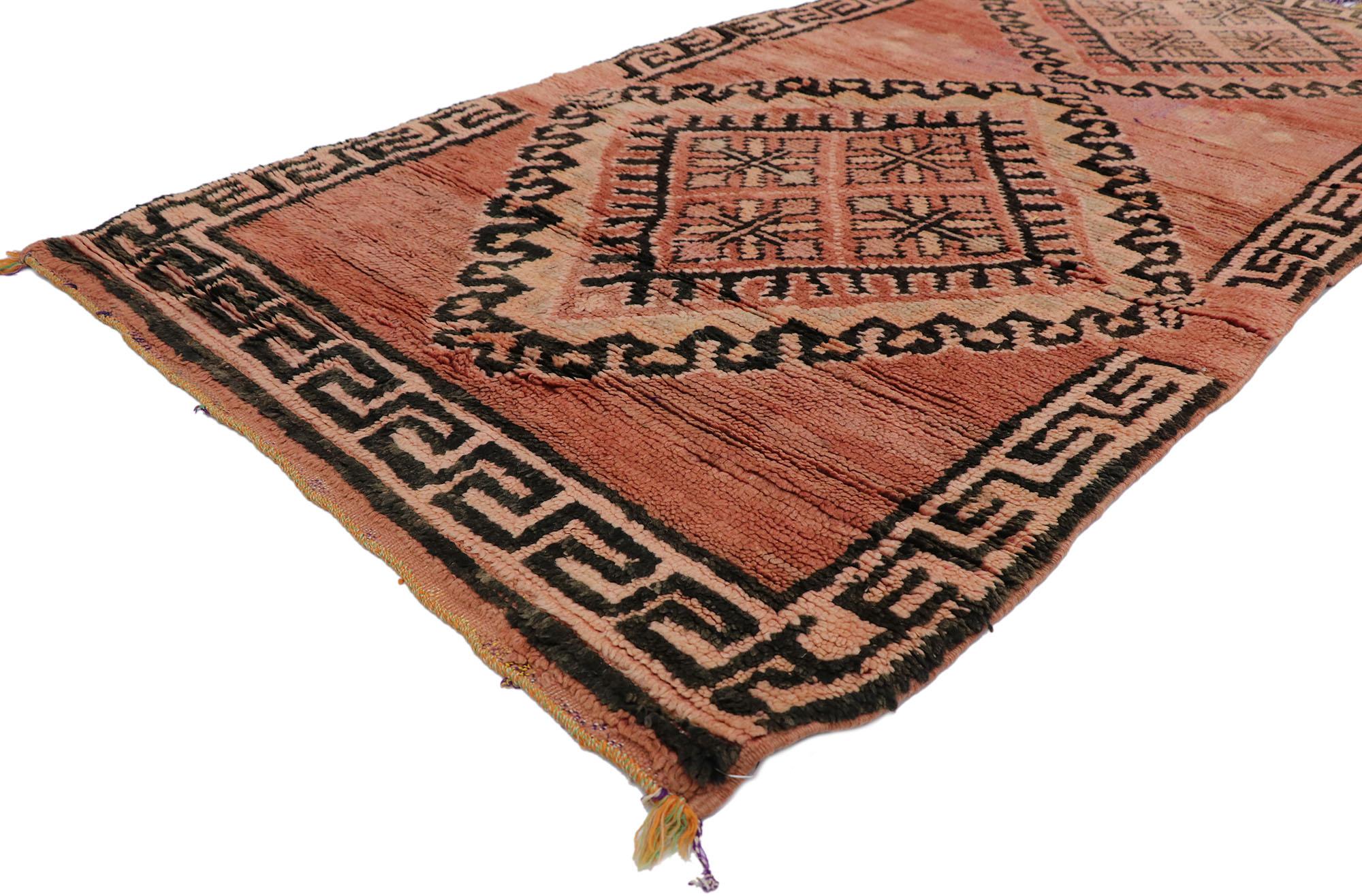 21668 Vieux tapis berbère marocain avec style tribal 03'03 x 06'02. Avec sa simplicité et son design tribal expressif, ce tapis marocain Boujad en laine berbère vintage noué à la main est une vision captivante de la beauté tissée. Le champ abrasé
