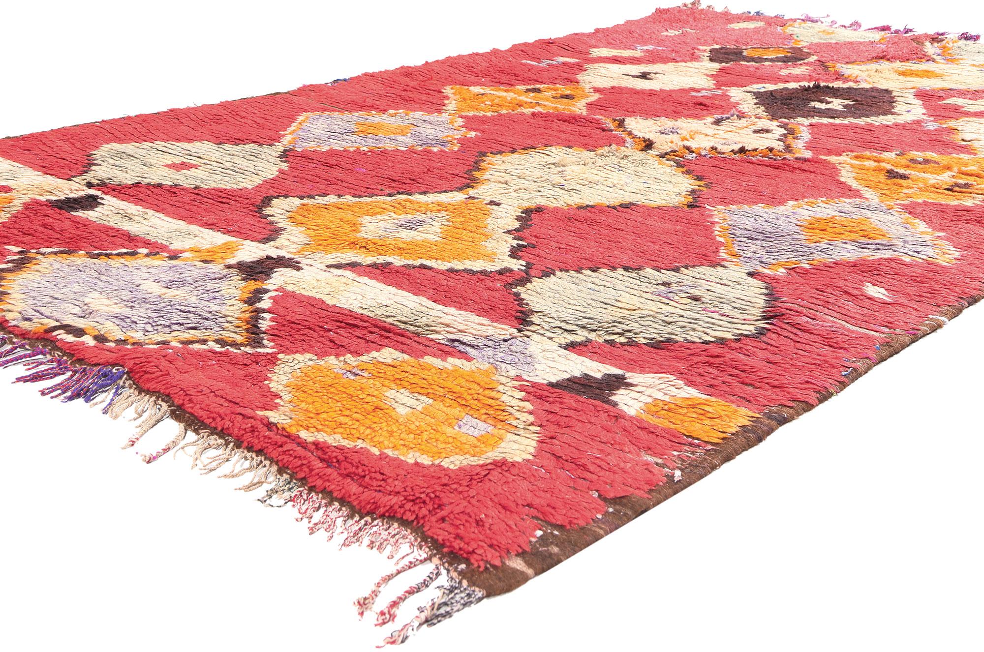 20386 Vintage Rot Boujad Marokkanischer Teppich, 04'09 x 08'03. Zelebrieren Sie den lebendigen Geist der Boujad-Teppiche, die aus der lebhaften Stadt Boujad in der Region Khouribga stammen und für ihre exzentrischen und künstlerischen Designs