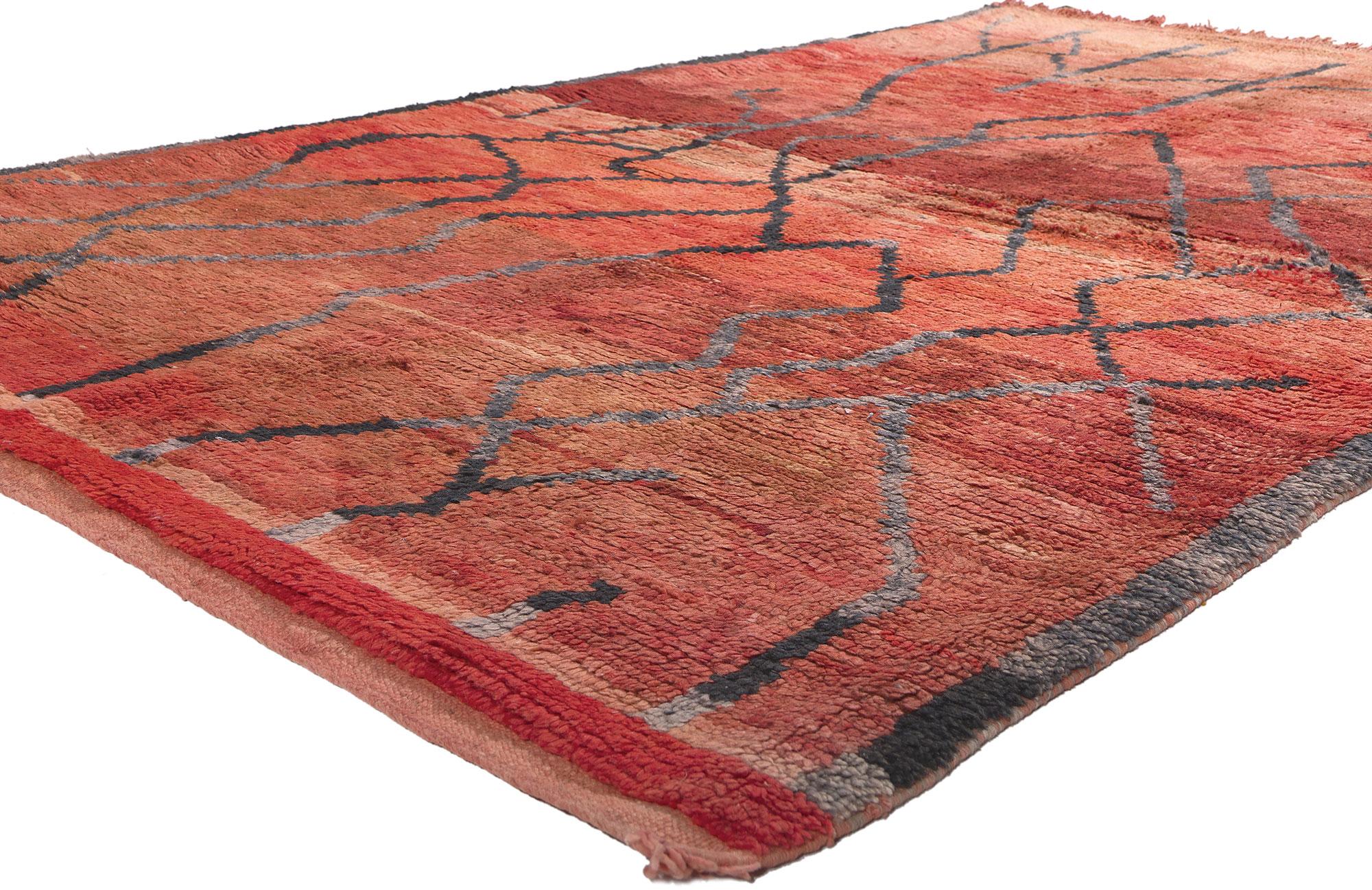 20274 Alfombra marroquí Vintage Rojo Talsint, 05'02 x 08'02. Experimenta la encantadora fusión del Expresionismo Abstracto y el estilo Maximalista en esta alfombra marroquí vintage Talsint de lana anudada a mano, originaria de la región de Figuig,