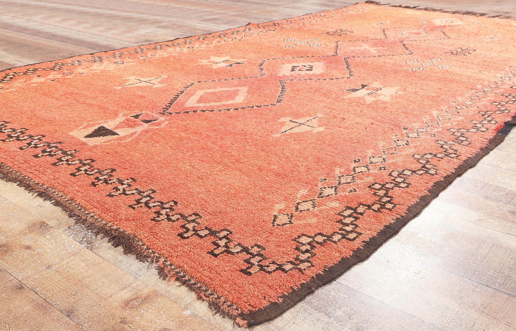 20ième siècle Tapis marocain vintage Taznakht, style du désert du Sud-Ouest rencontre l'enchantement tribal en vente