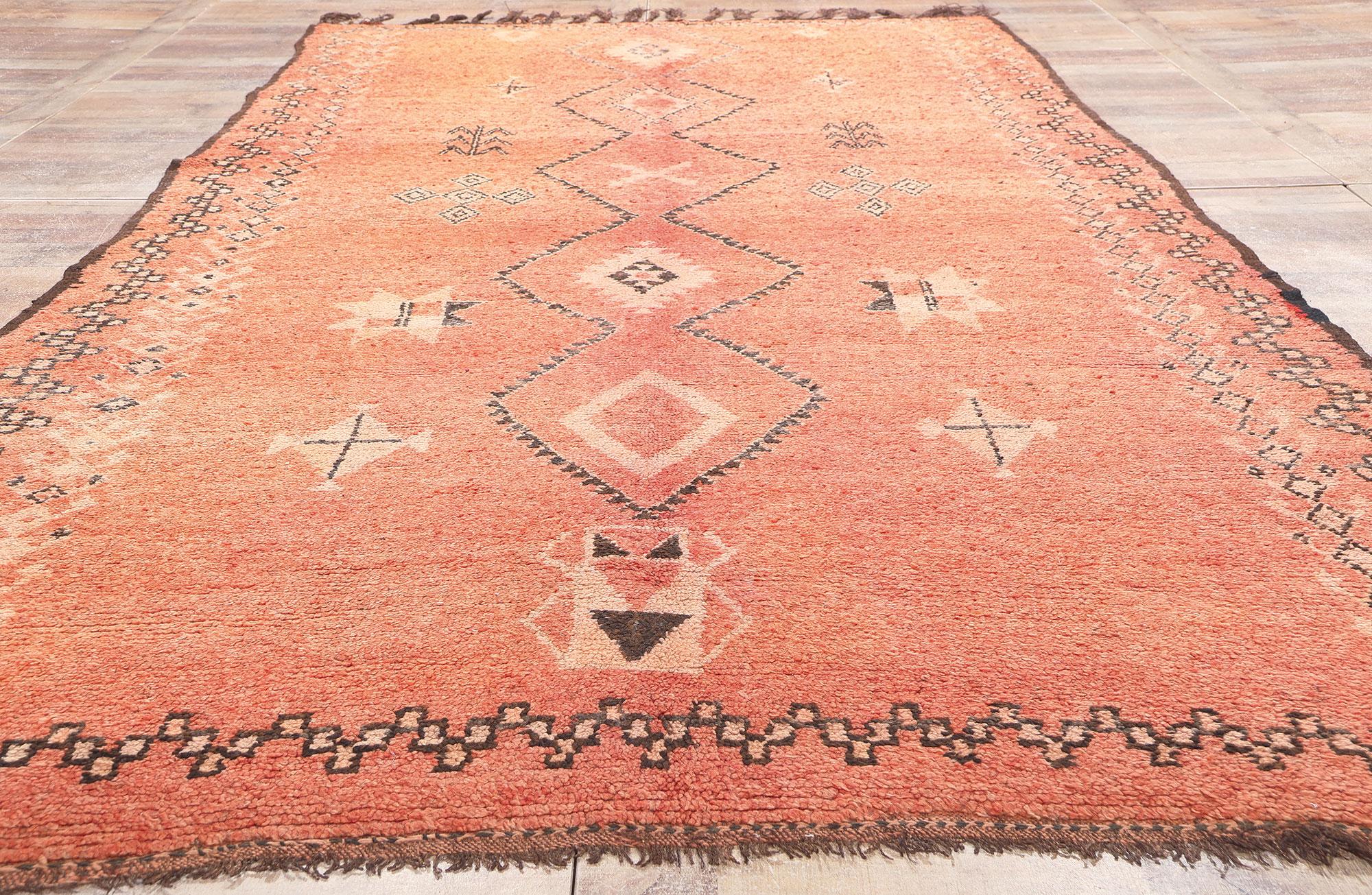 Laine Tapis marocain vintage Taznakht, style du désert du Sud-Ouest rencontre l'enchantement tribal en vente