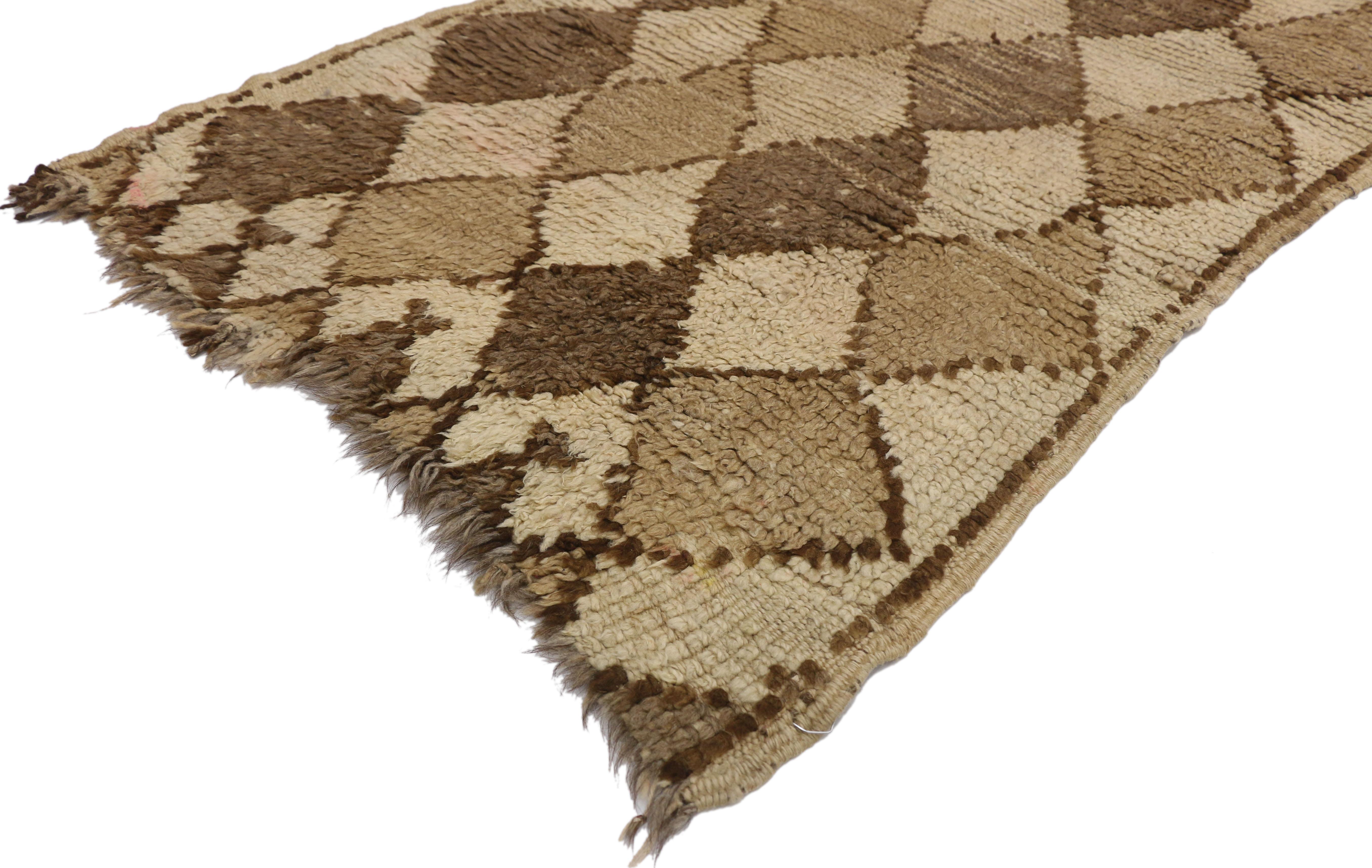 20878, alfombra bereber marroquí vintage de estilo tribal en colores neutros. Esta alfombra marroquí vintage de estilo tribal presenta un diseño de rombos enrejados en colores alternos que se despliegan por el centro de un campo crema desgastado.
