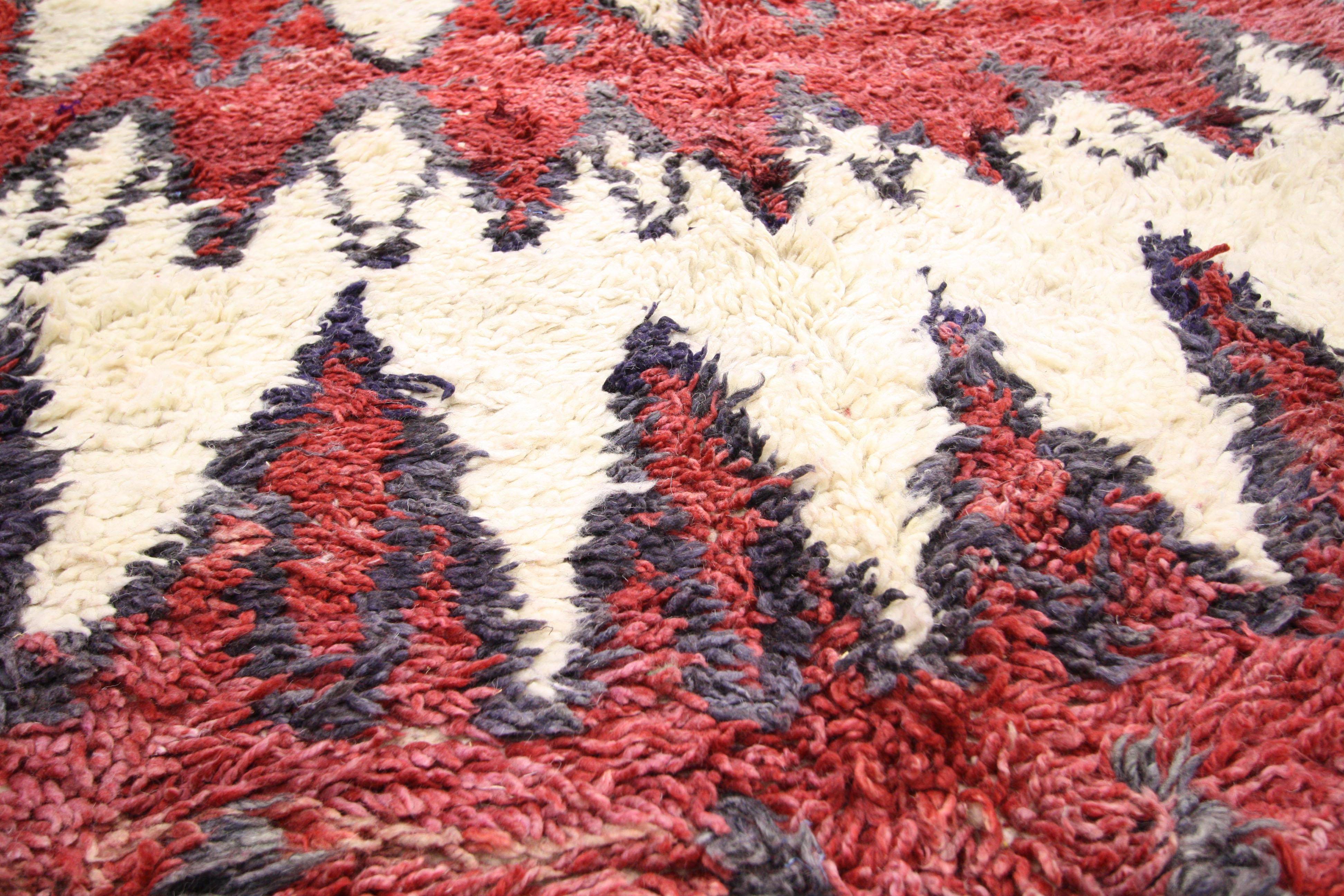 20678, vintage Berber Moroccan rug with tribal style, Moroccan Berber carpet. This hand-knotted wool vintage Berber Moroccan rug with tribal style displays four rows of red lozenge and zigzag lines outlined in charcoal on a creamy, vanilla-beige