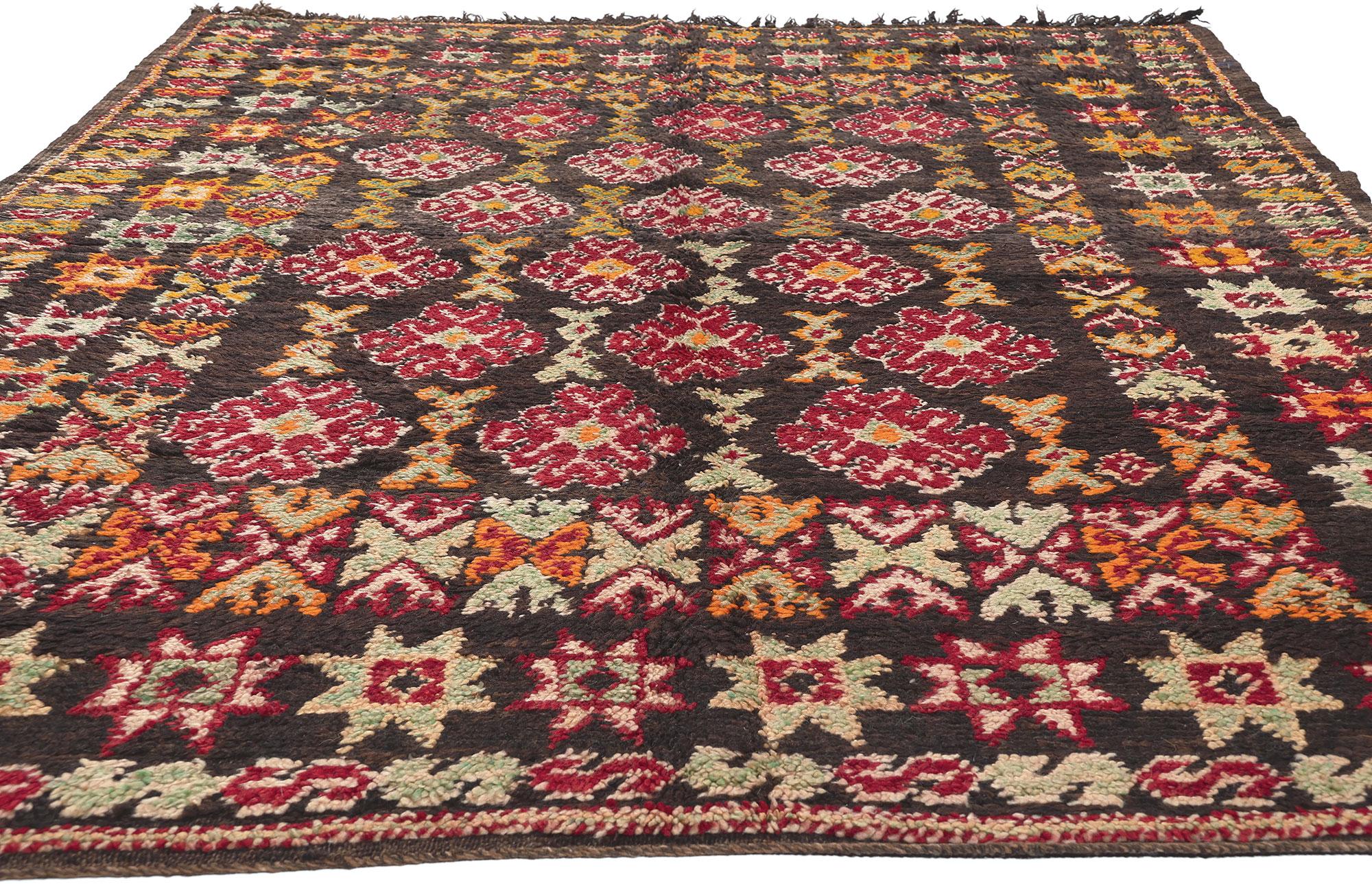 Marokkanischer Beni MGuild-Teppich im Vintage-Stil, Stammeskunst-Enchantment trifft auf Midcentury Modern (Handgeknüpft) im Angebot