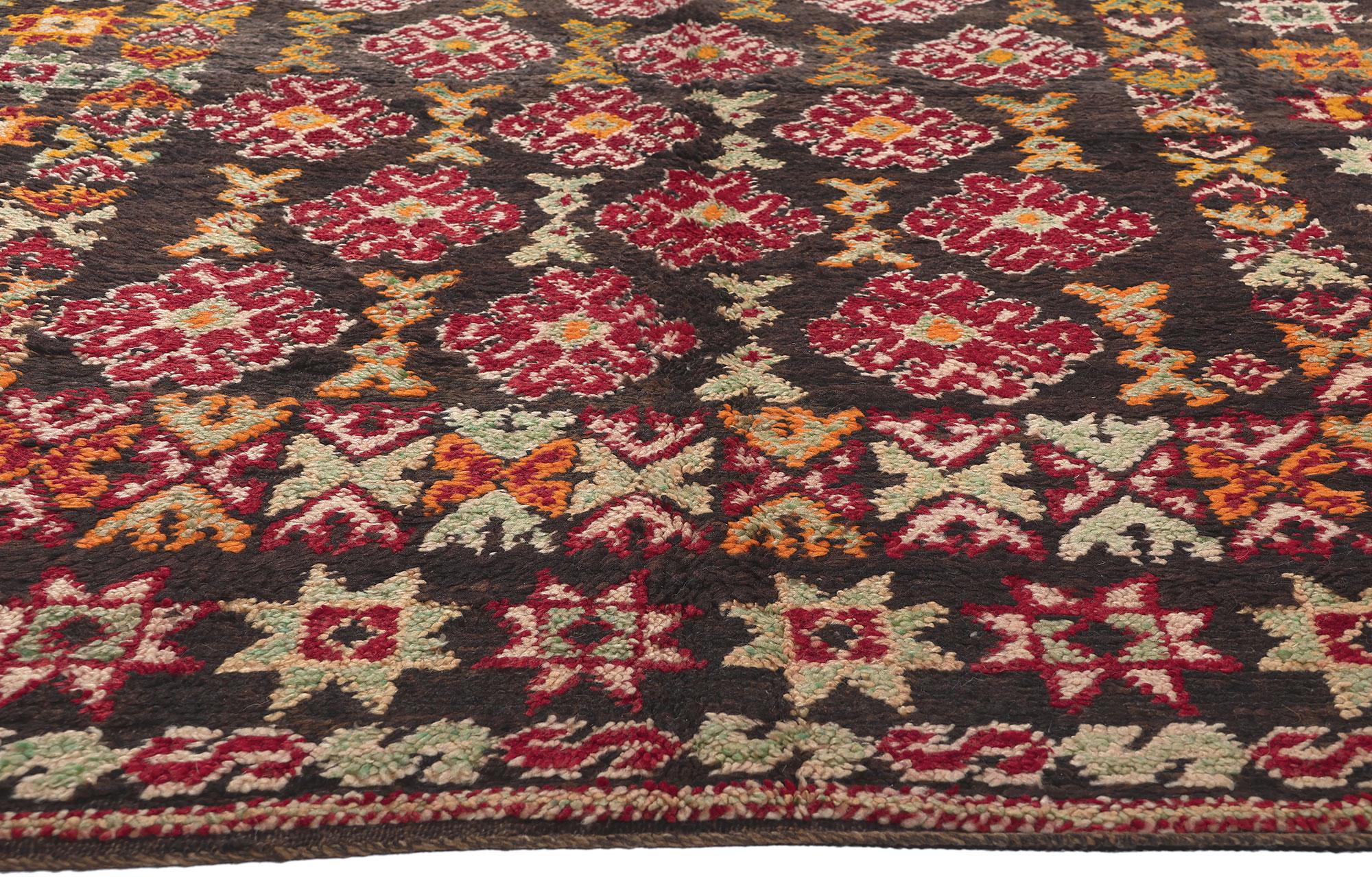 Marokkanischer Beni MGuild-Teppich im Vintage-Stil, Stammeskunst-Enchantment trifft auf Midcentury Modern im Zustand „Gut“ im Angebot in Dallas, TX