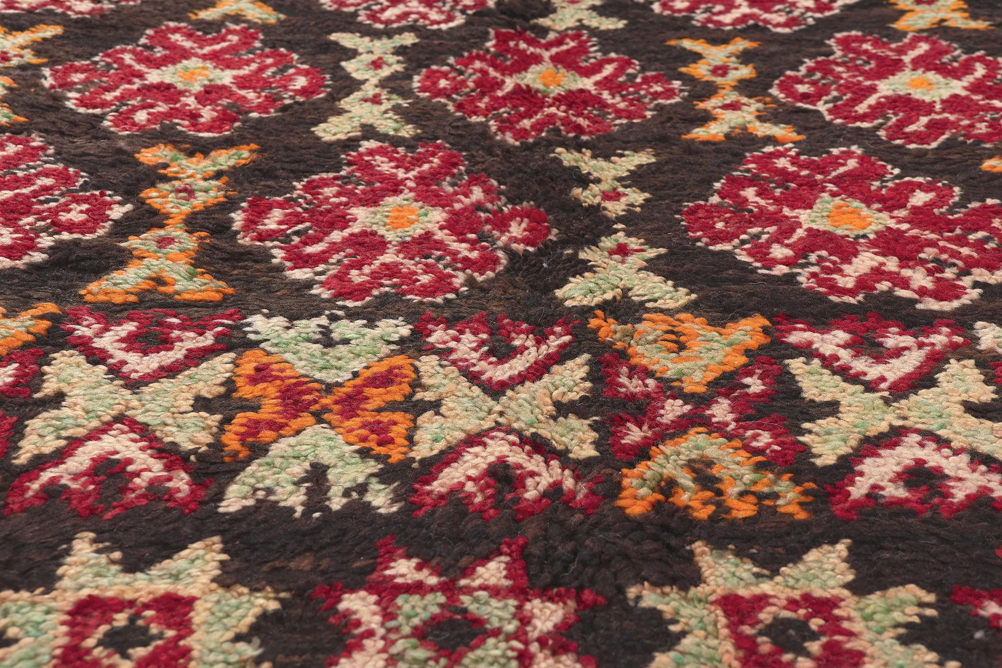 Marokkanischer Beni MGuild-Teppich im Vintage-Stil, Stammeskunst-Enchantment trifft auf Midcentury Modern (20. Jahrhundert) im Angebot