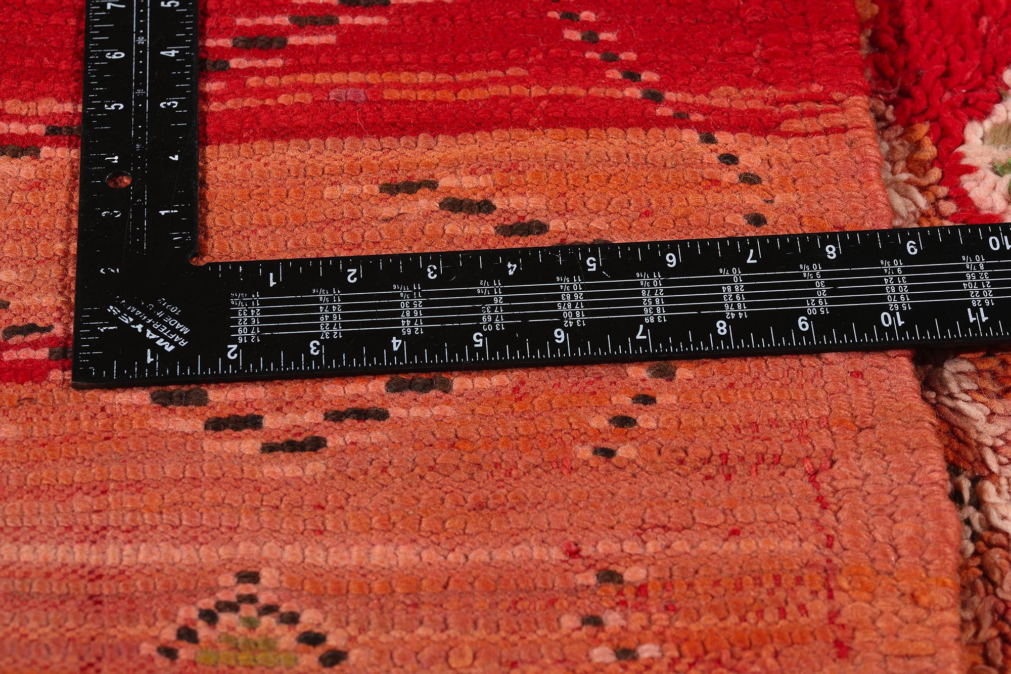 Noué à la main Tapis berbère marocain vintage de style tribal, carré rouge et écaillé en vente