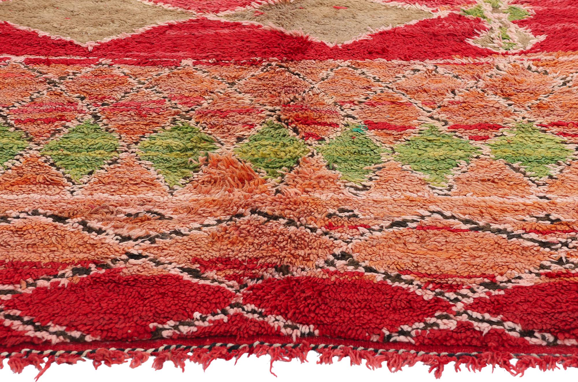 Marocain Tapis berbère marocain vintage de style tribal, carré rouge et écaillé en vente