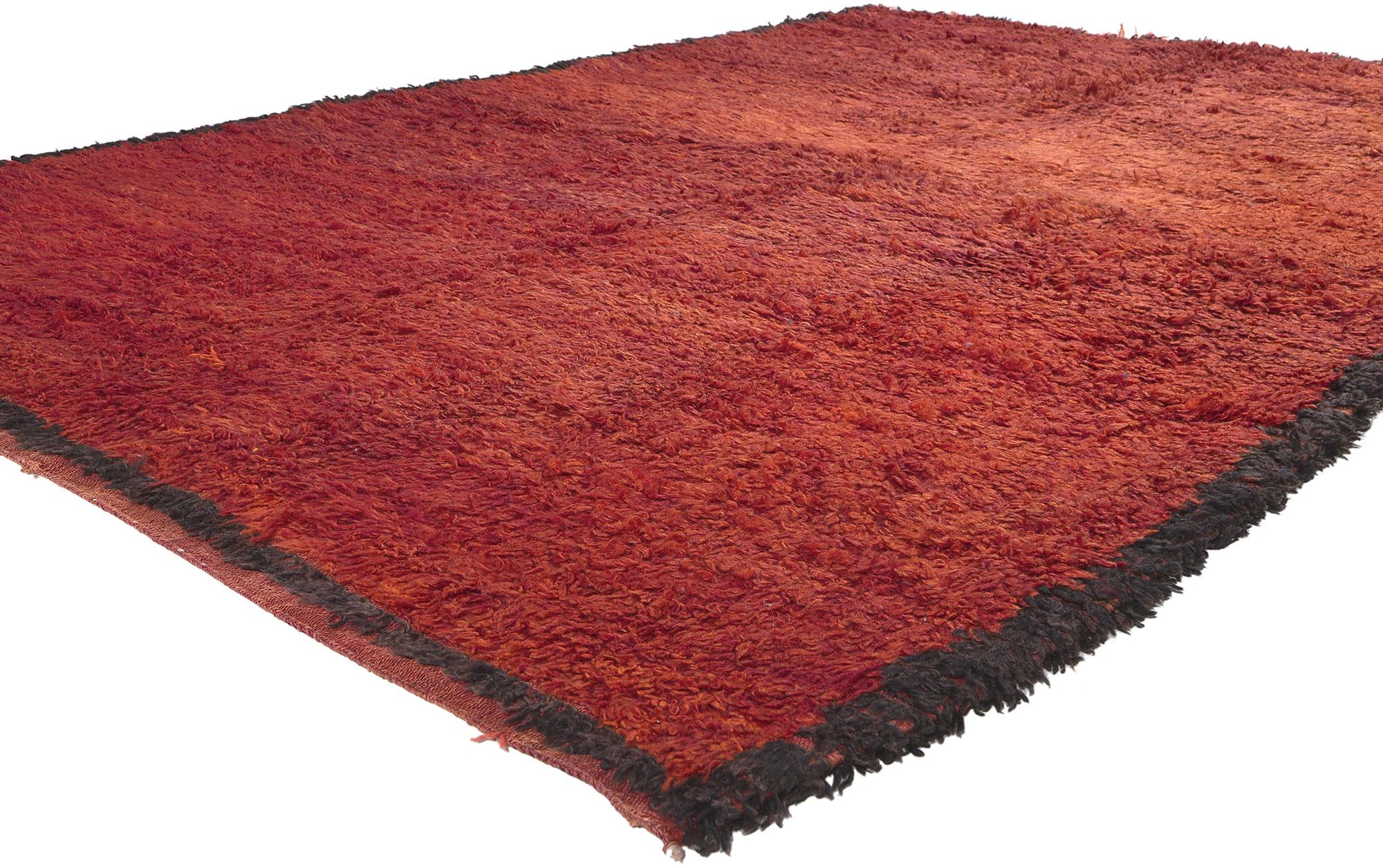 20961 Tapis marocain Beni Mrirt rouge vintage, 06'06 x 09'11. Soyez témoin de l'allure captivante de ce tapis marocain vintage Beni Mrirt, une création magistrale de la région de Mrirt dans les montagnes du Moyen Atlas, méticuleusement fabriquée par