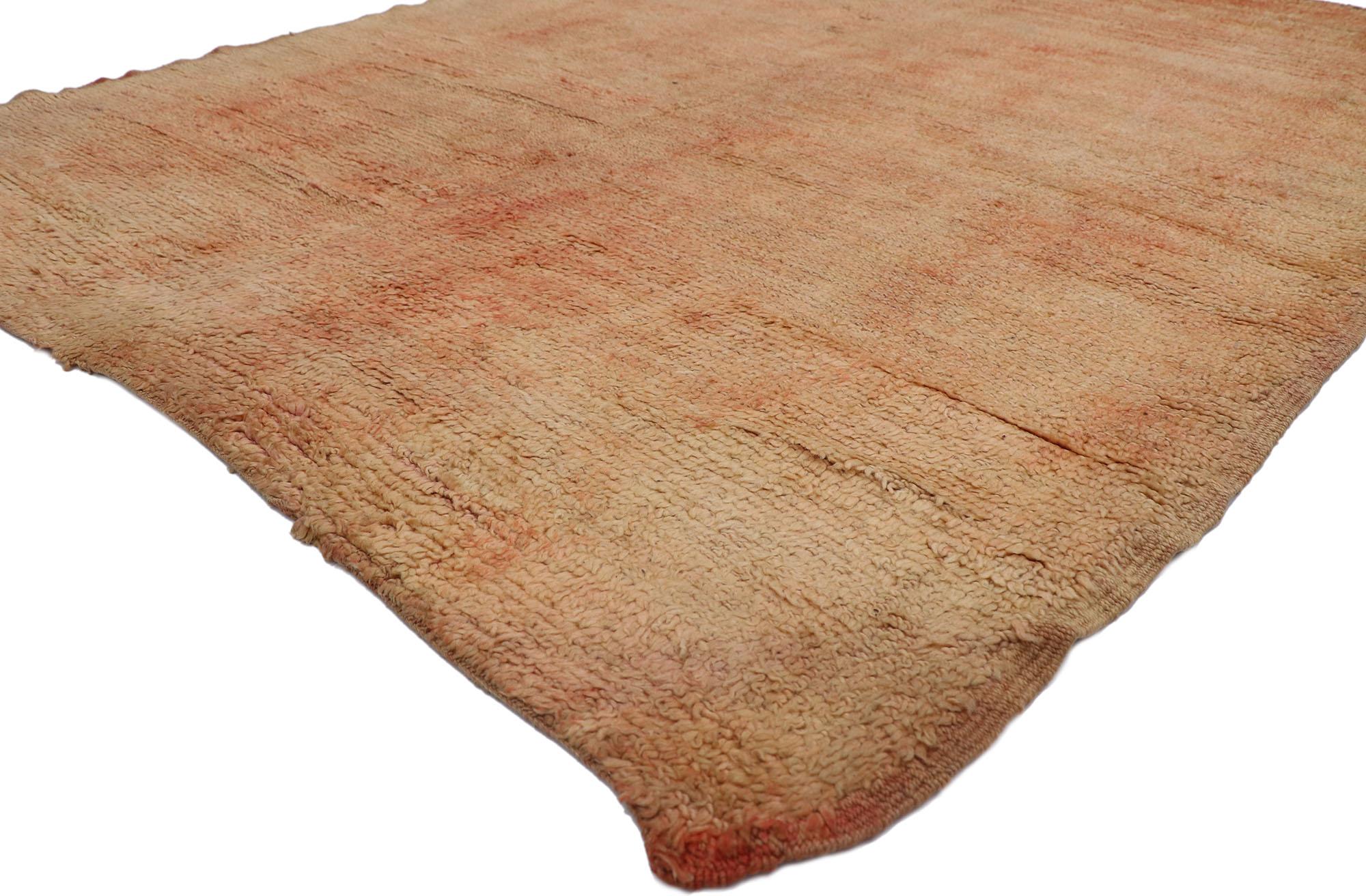 21517 Tapis marocain Vintage Beni Mrirt, 06'08 x 08'07. Les tapis Beni Mrirt représentent une tradition vénérée du tissage marocain, célébrée pour leur texture somptueuse, leurs motifs géométriques et leurs tons de terre apaisants. Fabriqués à la