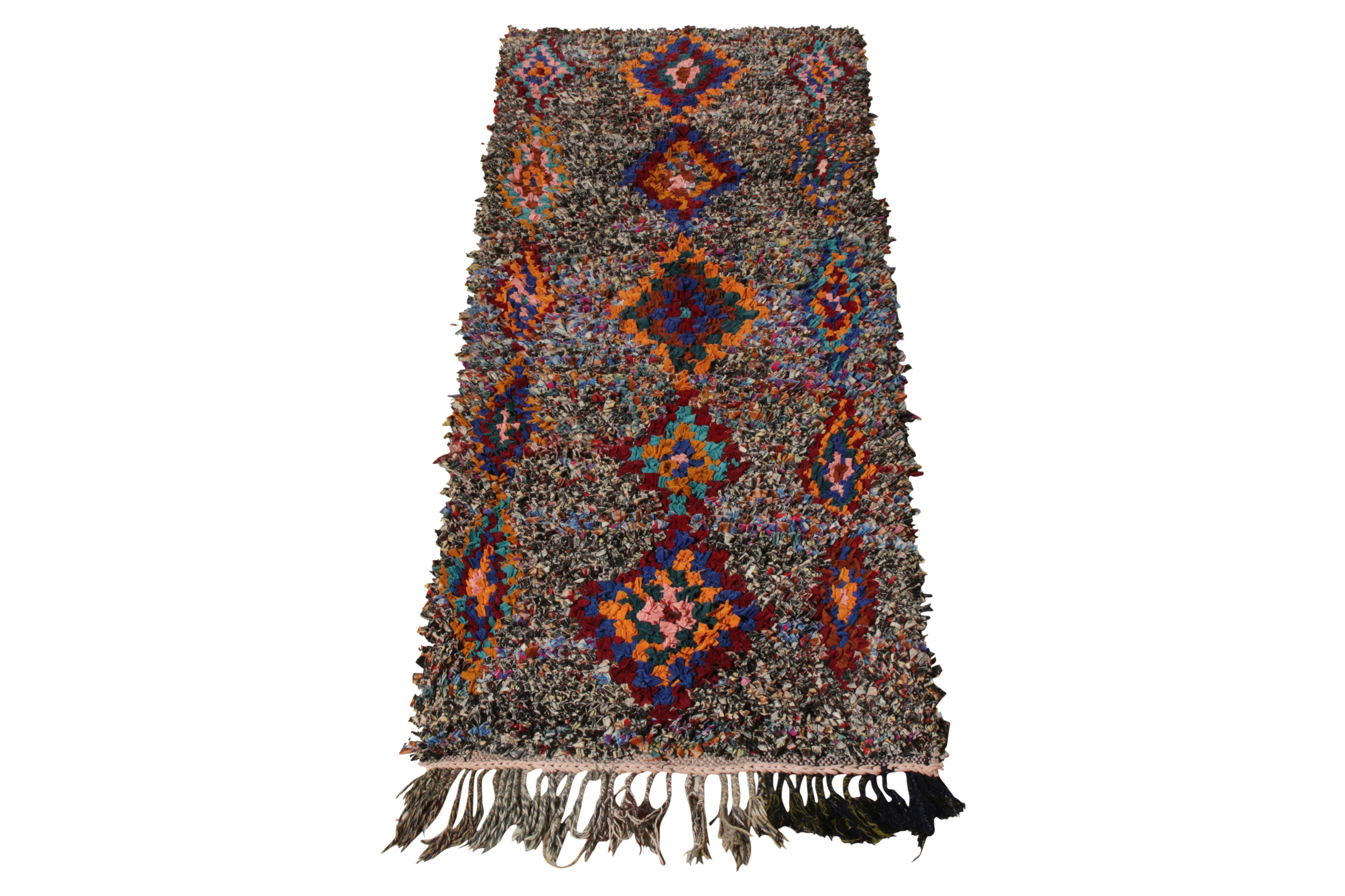 Ein marokkanischer 3x7 Vintage-Läufer im Berber-Stil aus den 1950er Jahren aus der Antique & Vintage-Kollektion von Rug & Kilim. Das aus Boucherouite-Stoff handgeknüpfte Stück lebt von Stammesgefühlen in einem Shag-Hochflor. Neben seiner