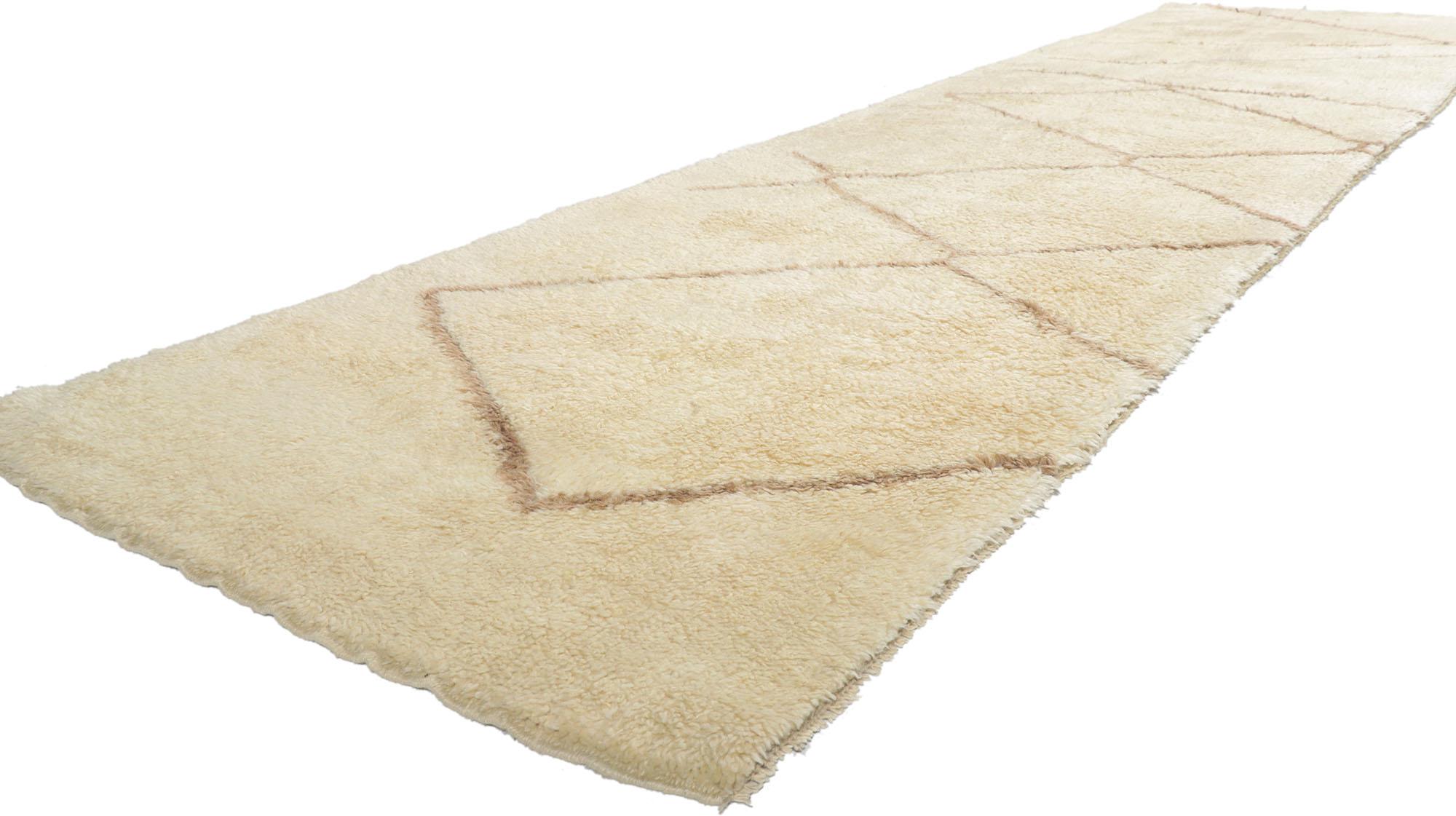 78286 Vintage Berber Marokkanischer Läufer mit minimalistischem Stil 03'04 x 13'00. Mit seiner Schlichtheit, dem weichen Flor und dem minimalistischen Stil vermittelt dieser handgeknüpfte Läufer aus marokkanischer Vintage-Berberwolle ein Gefühl der