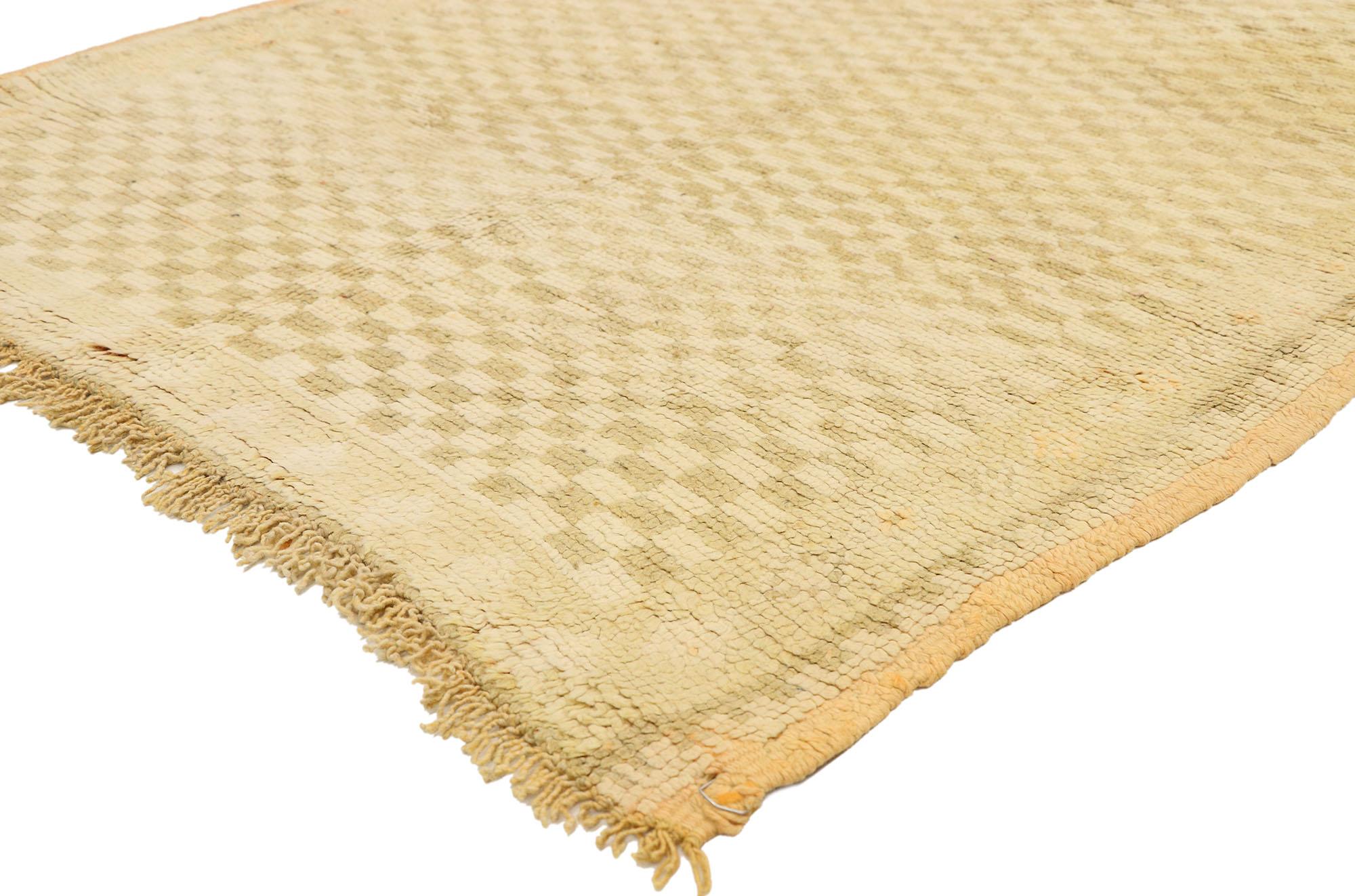 20225 Alfombra bereber marroquí vintage con diseño de damero apagado, alfombra de pasillo. Esta alfombra marroquí Vintage Berber de lana anudada a mano presenta un apagado motivo de damero enmarcado por un borde de tres lados compuesto por rombos,