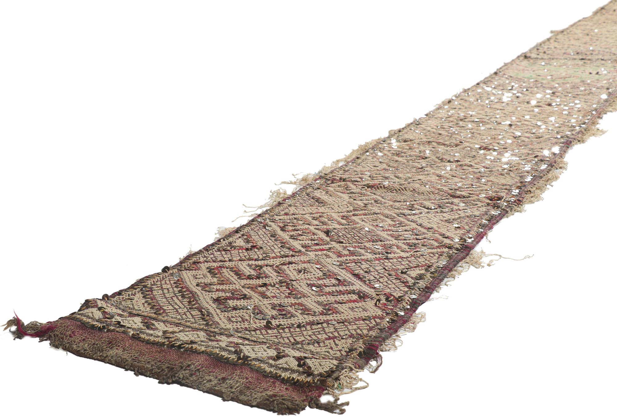 21191 Vintage Marokkanische Pailletten Kilim Teppich - Hochzeit Gang Läufer. Dieser handgewebte marokkanische Berber-Kilim aus Wolle mit winzigen Details und Paillettenverzierungen im Boho-Chic-Stammesstil ist eine bezaubernde Vision von gewebter