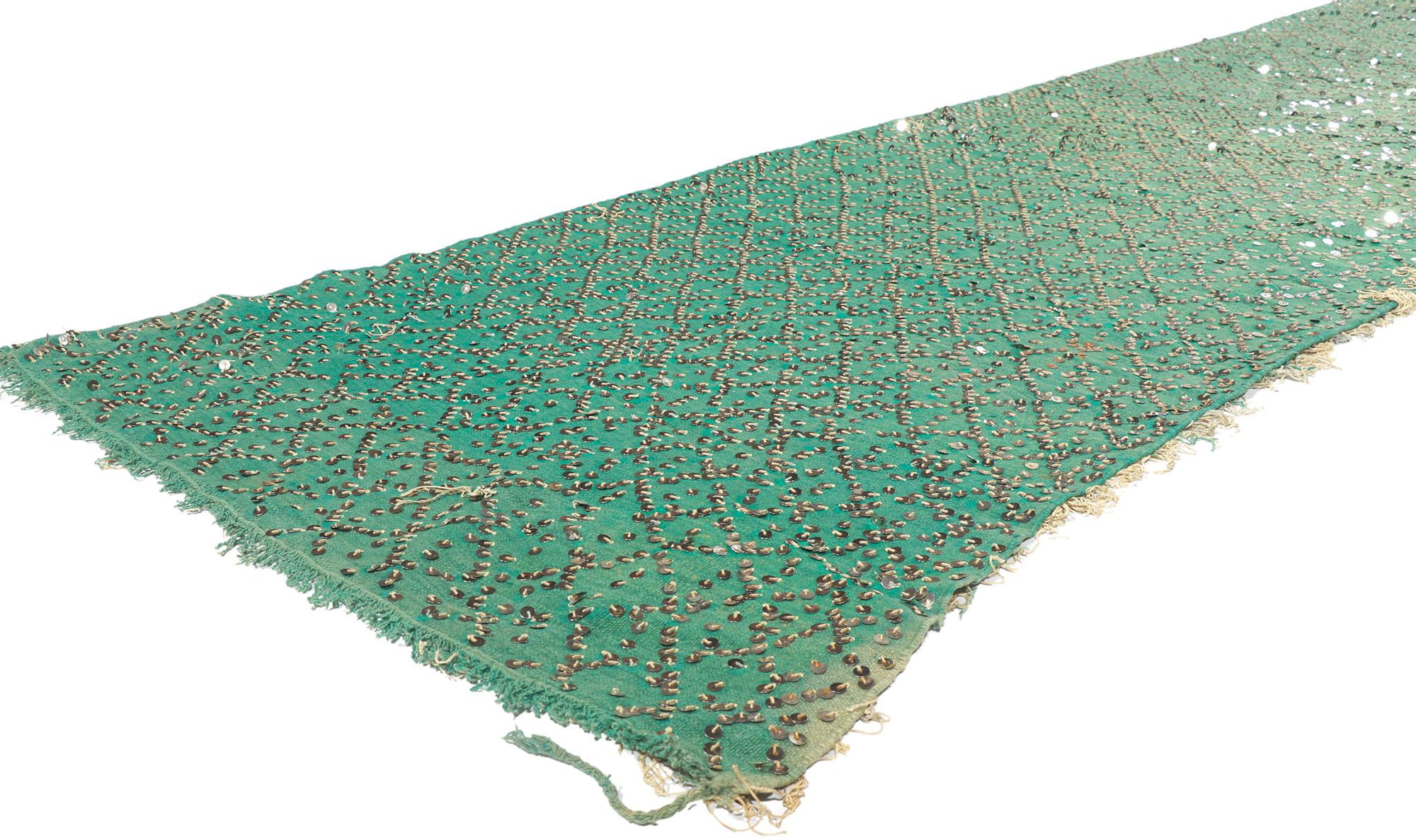 21185 tapis Kilim vintage marocain pailleté - Wedding Aisle Runner. Plein de petits détails et orné de paillettes combinés au style tribal boho chic, ce tapis kilim marocain berbère vintage en laine tissé à la main est une vision captivante de la