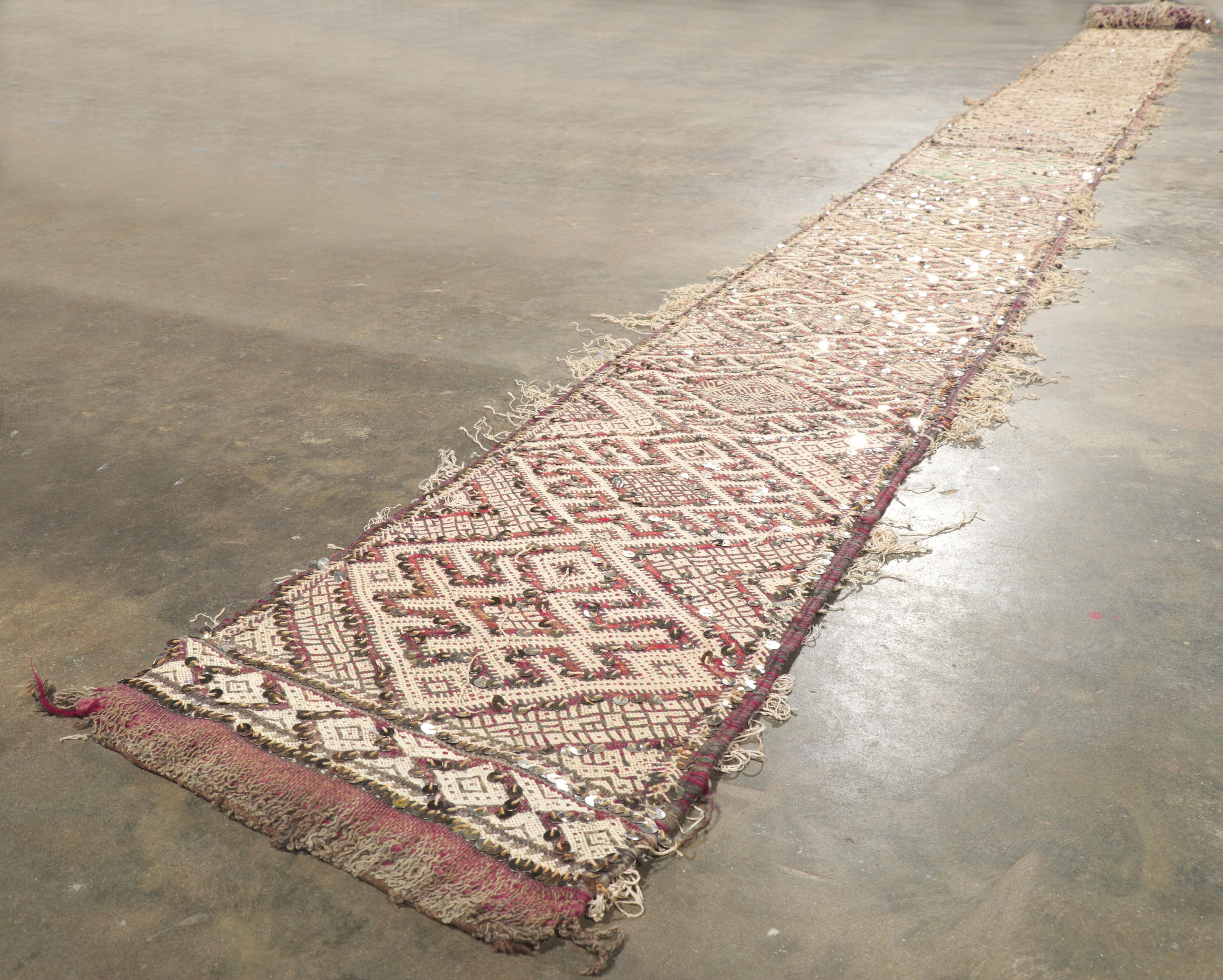 Vintage Berber Marokkanisch Pailletten Kilim Teppich, Hochzeit Gang Läufer (Wolle) im Angebot