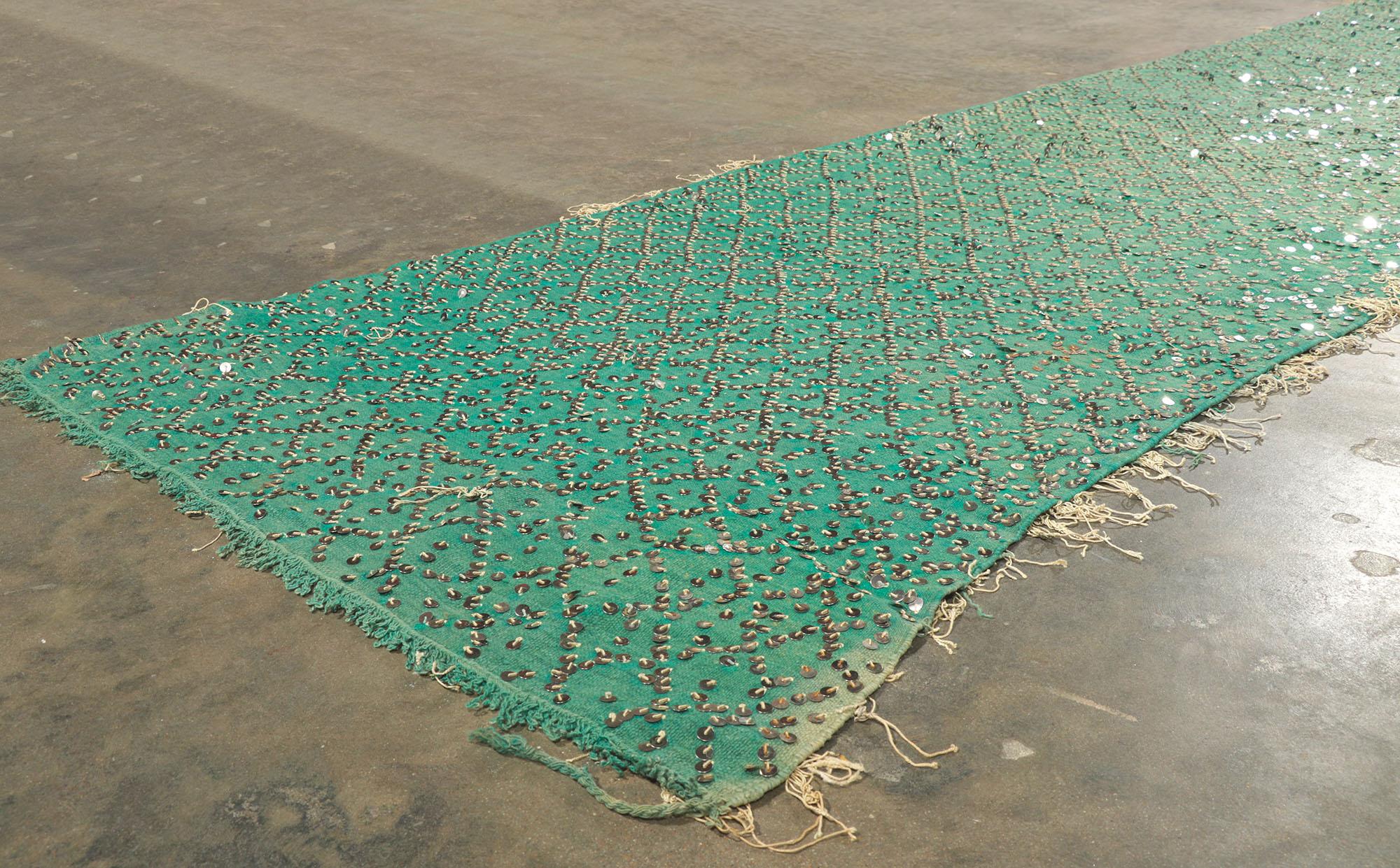 20ième siècle Tapis Kilim berbère marocain vintage à paillettes, tapis de couloir de mariage en vente