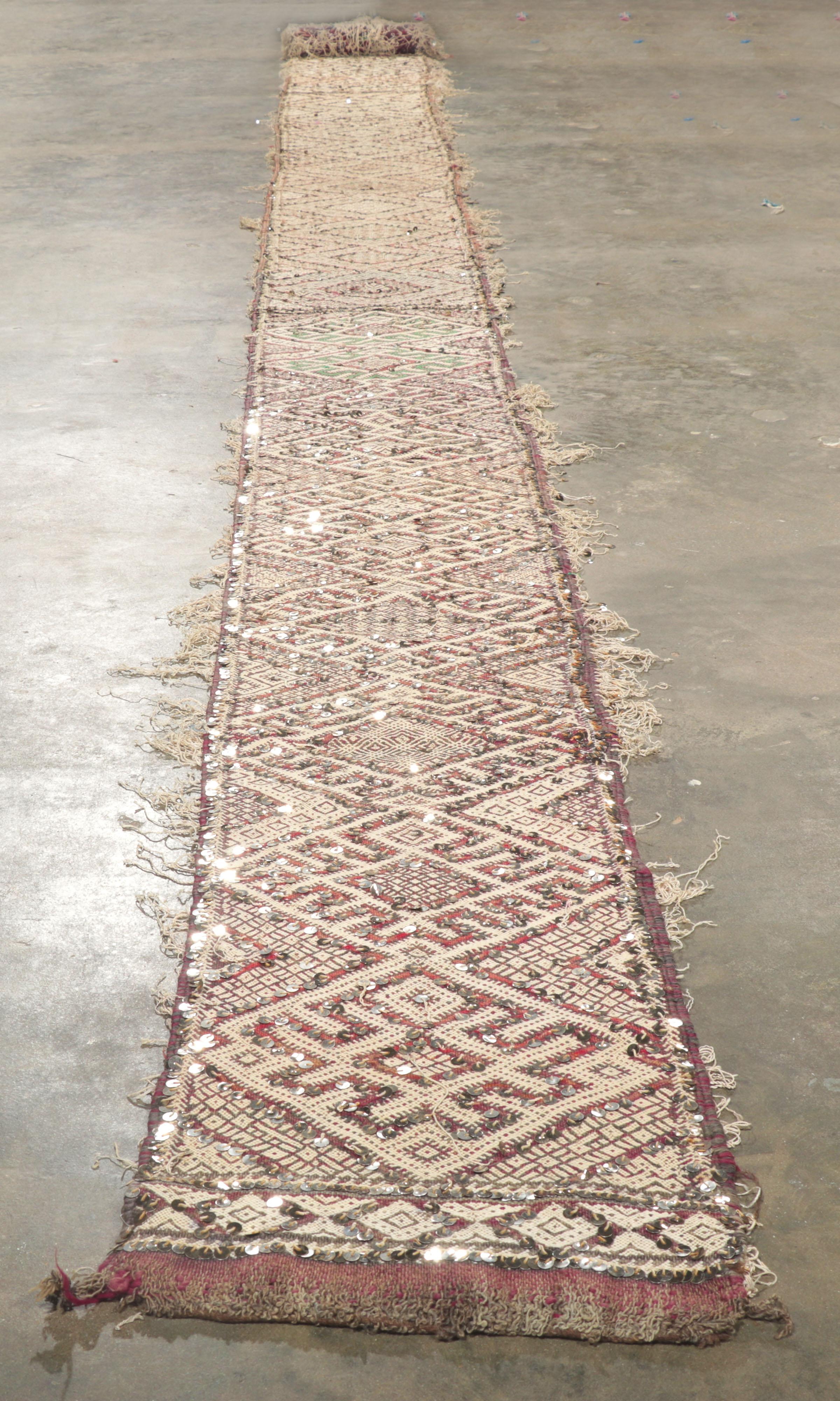 Vintage Berber Marokkanisch Pailletten Kilim Teppich, Hochzeit Gang Läufer im Angebot 1
