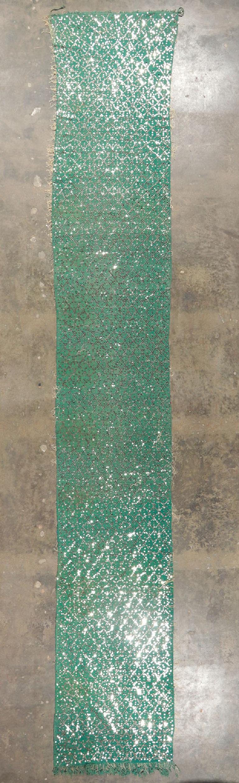 Tapis Kilim berbère marocain vintage à paillettes, tapis de couloir de mariage en vente 1