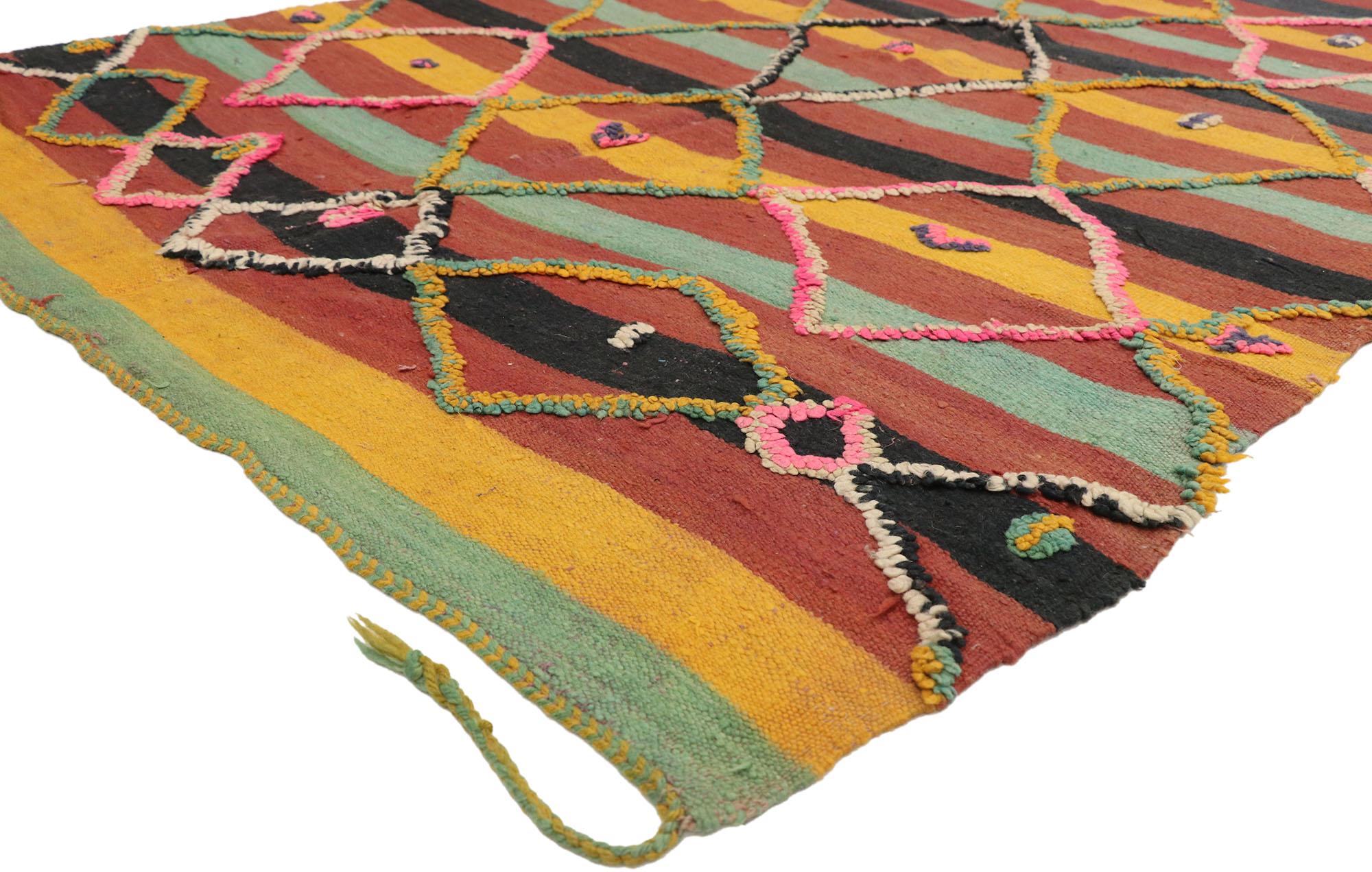 20183 Tapis marocain Vintage High-Low Taznakht, 04'03 x 15'01. Les tapis Taznakht, originaires de la région de Taznakht dans les montagnes du Haut Atlas au Maroc, représentent une fusion harmonieuse des techniques de nouage et de tissage à plat, ce